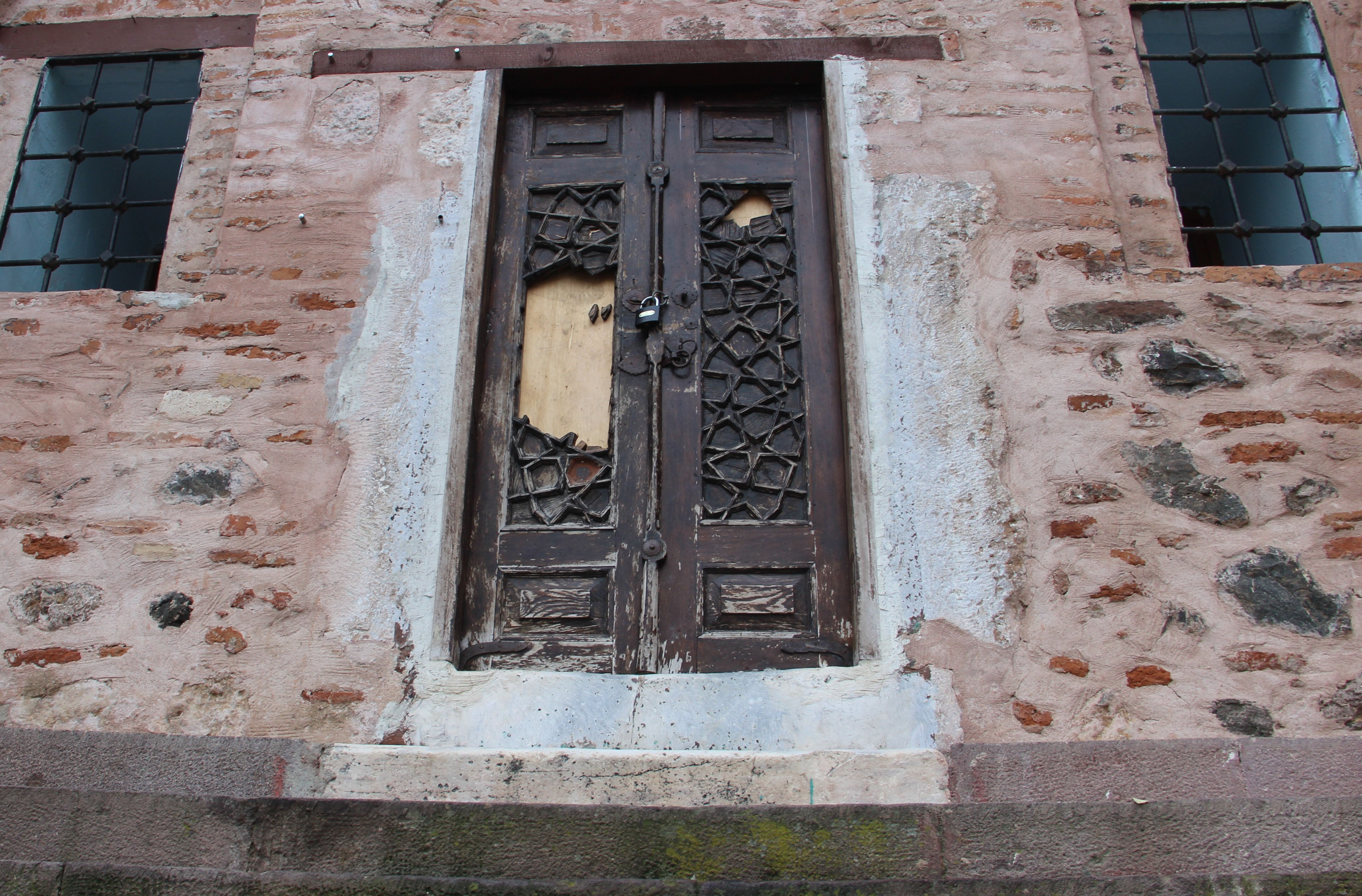 Manisa fatihini koruyamadı! Saruhan Bey Türbesi'ne büyük saygısızlık - 2. Resim