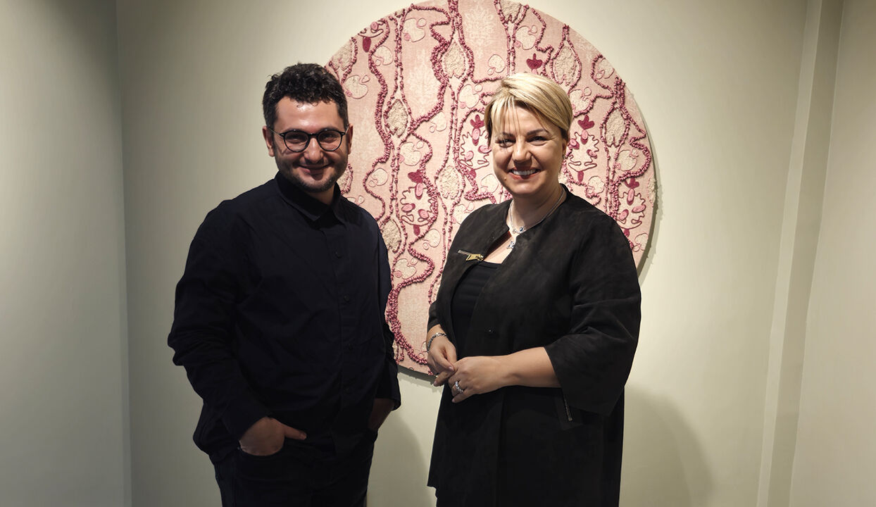 Sarayın kaftanları sanata dokundu! Sanatçı Zeynep Öztürk Osmanlı motiflerinden ilham alıyor Sarayın kaftanları sanata dokundu! Sanatçı Zeynep Öztürk Osmanlı motiflerinden ilham alıyor - 1. Resim