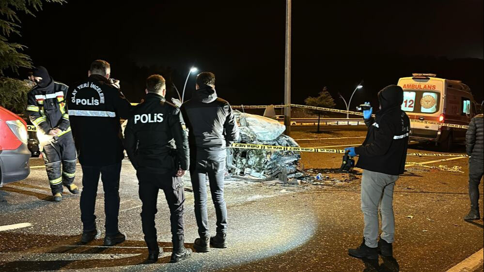 Uşak'ta korkunç kaza! Tırın altına giren otomobil hurdaya döndü, sürücüsü öldü Uşak'ta korkunç kaza! Tırın altına giren otomobil hurdaya döndü, sürücüsü öldü - 1. Resim
