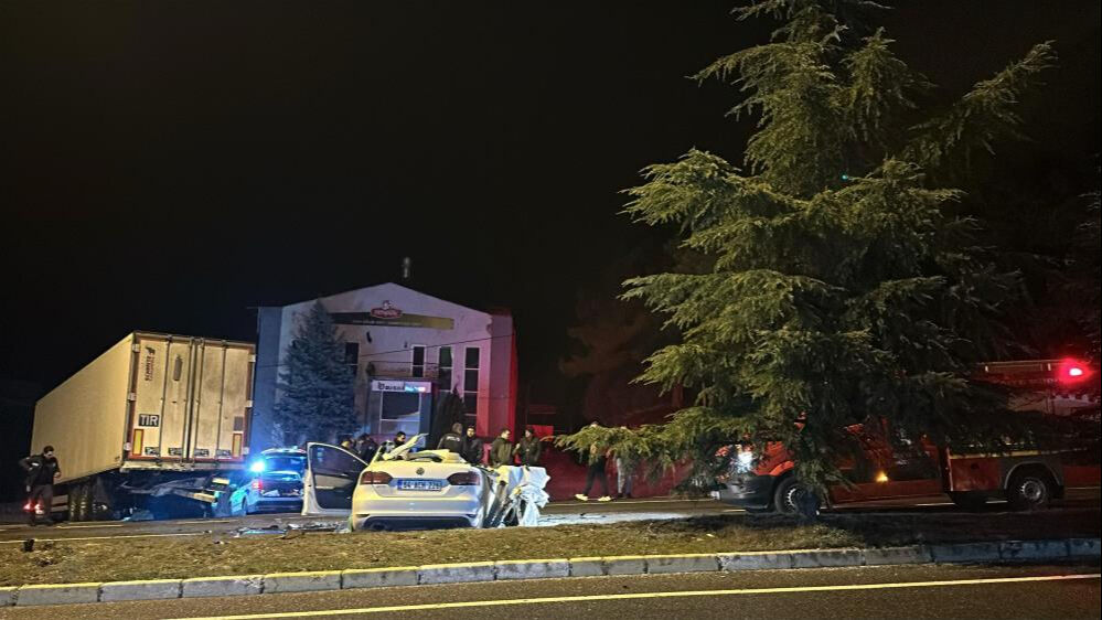 Uşak'ta korkunç kaza! Tırın altına giren otomobil hurdaya döndü, sürücüsü öldü Uşak'ta korkunç kaza! Tırın altına giren otomobil hurdaya döndü, sürücüsü öldü - 3. Resim