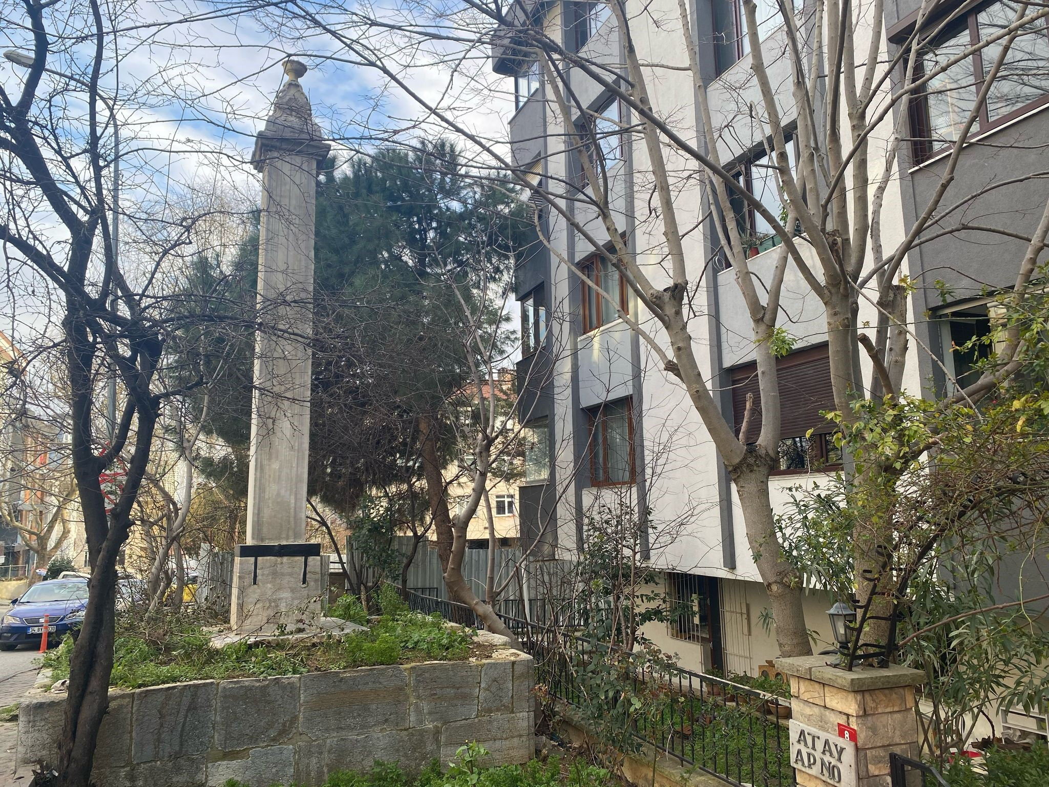 Üsküdar'ın nişantaşı! Padişahın 1000 adım uzaktan yumurta vurduğu abide apartmanlar arasında kayboldu - 1. Resim