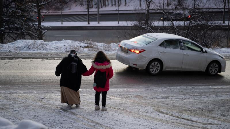 Ankara buz tuttu! Sürücüler araçlarını yollarda bıraktı Ankara buz tuttu! Sürücüler araçlarını yollarda bıraktı - 1. Resim