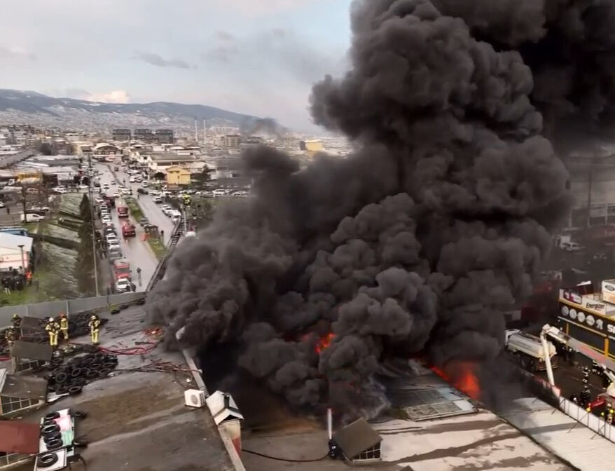 Bursa'da korkutan yangın! Maden yağ fabrikası alev alev yanıyor - 1. Resim