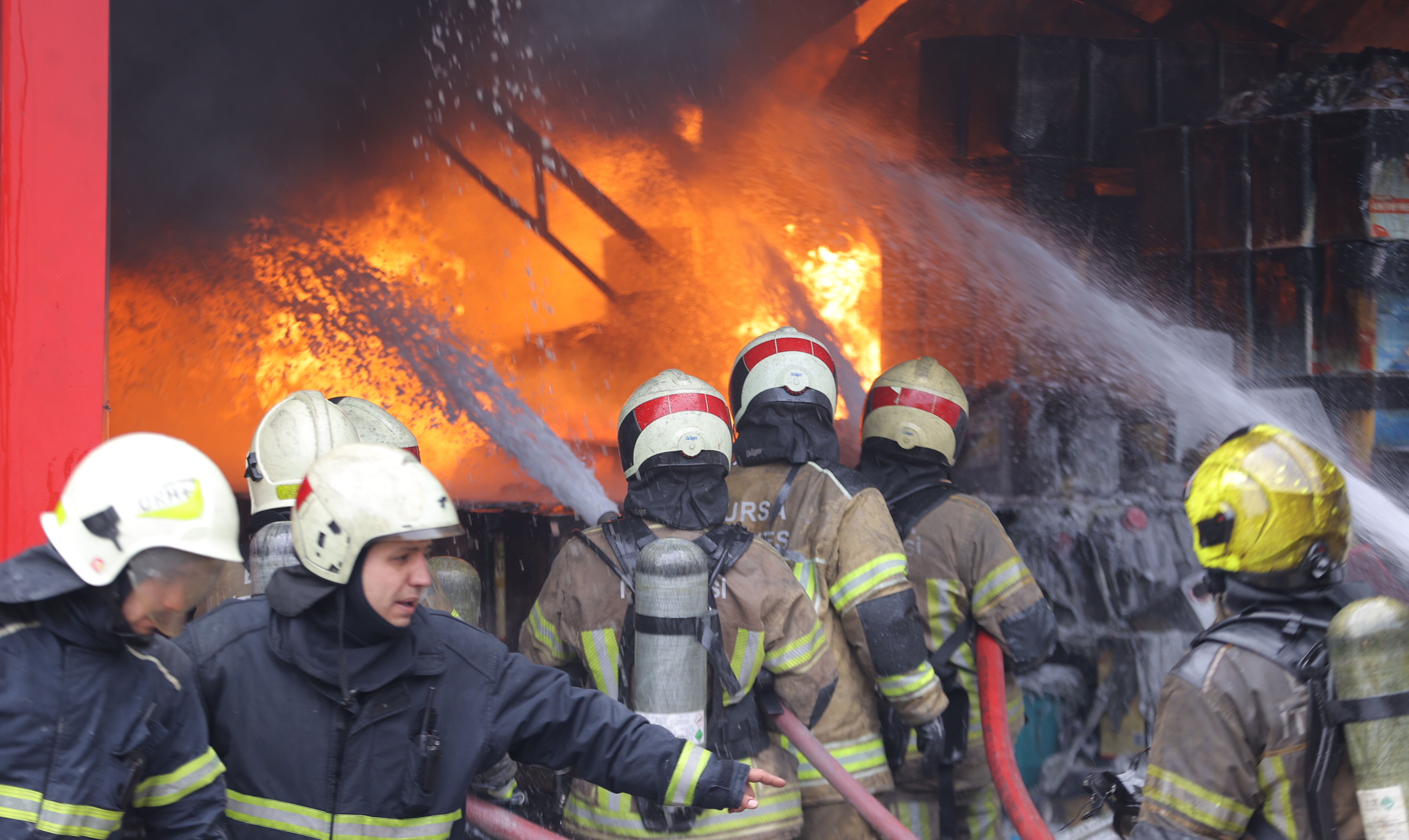 Bursa'da korkutan yangın! Maden yağ fabrikası alev alev yanıyor - 1. Resim