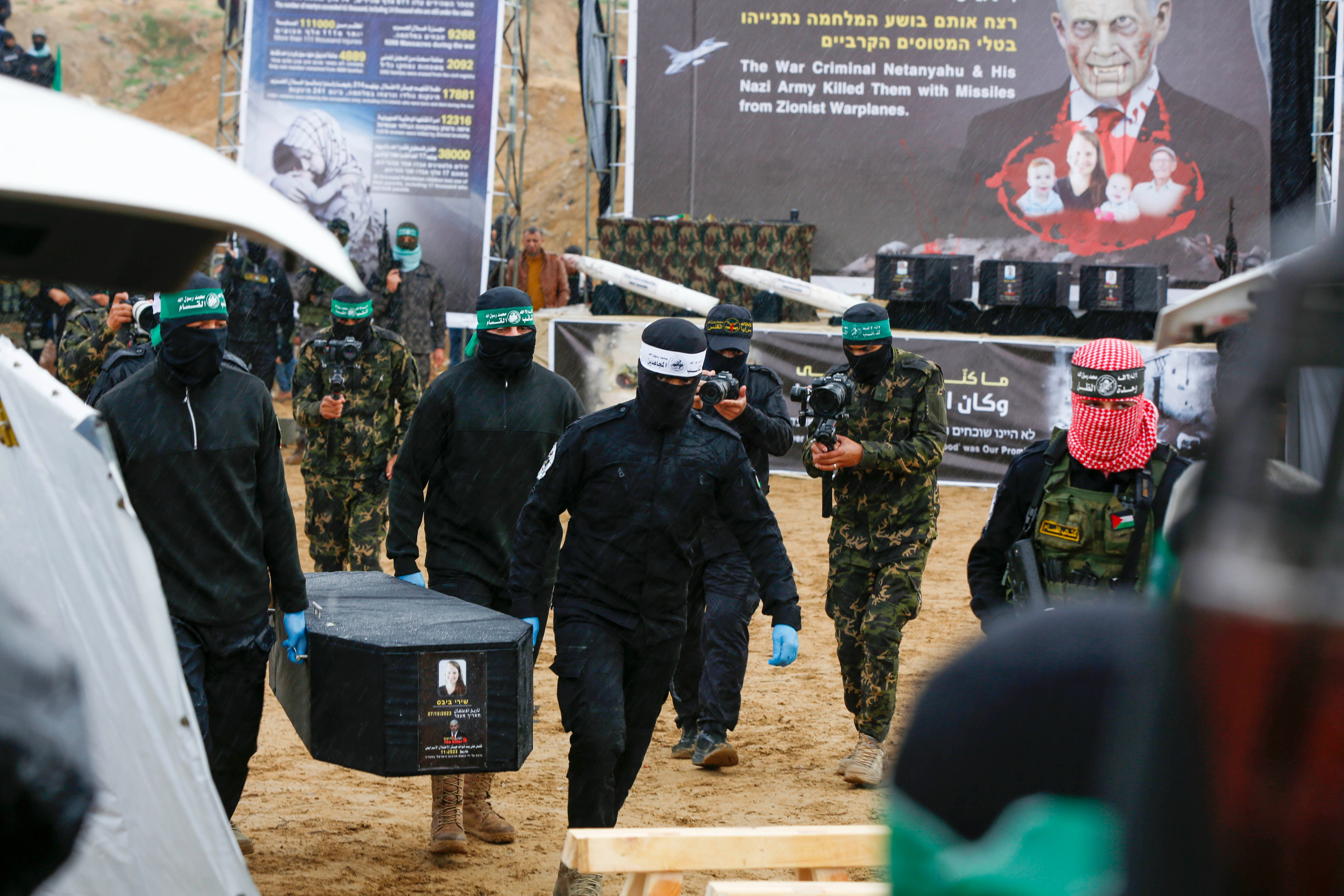 Canlı teslim edilemediler! Hamas: Çünkü vampir Netanyahu onları öldürdü Canlı teslim edilemediler! Hamas: Vampir Netanyahu onları öldürdü - 1. Resim