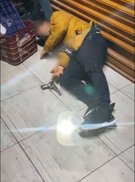 Dehşete düşüren anlar! Arkadaşlarıyla şakalaşırken kendini vurdu - 2. Resim