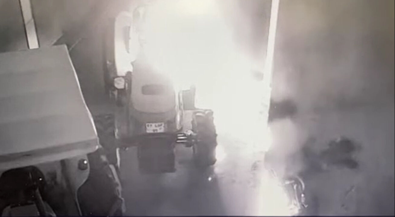 Etme bulma dünyası! Traktörü ateşe verirken kendi de yandı - 2. Resim