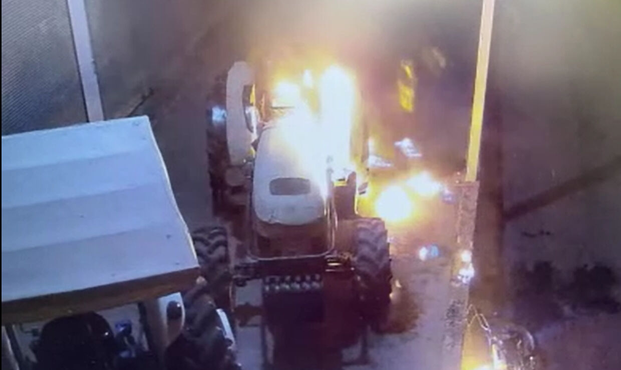 Etme bulma dünyası! Traktörü ateşe verirken kendi de yandı - 3. Resim