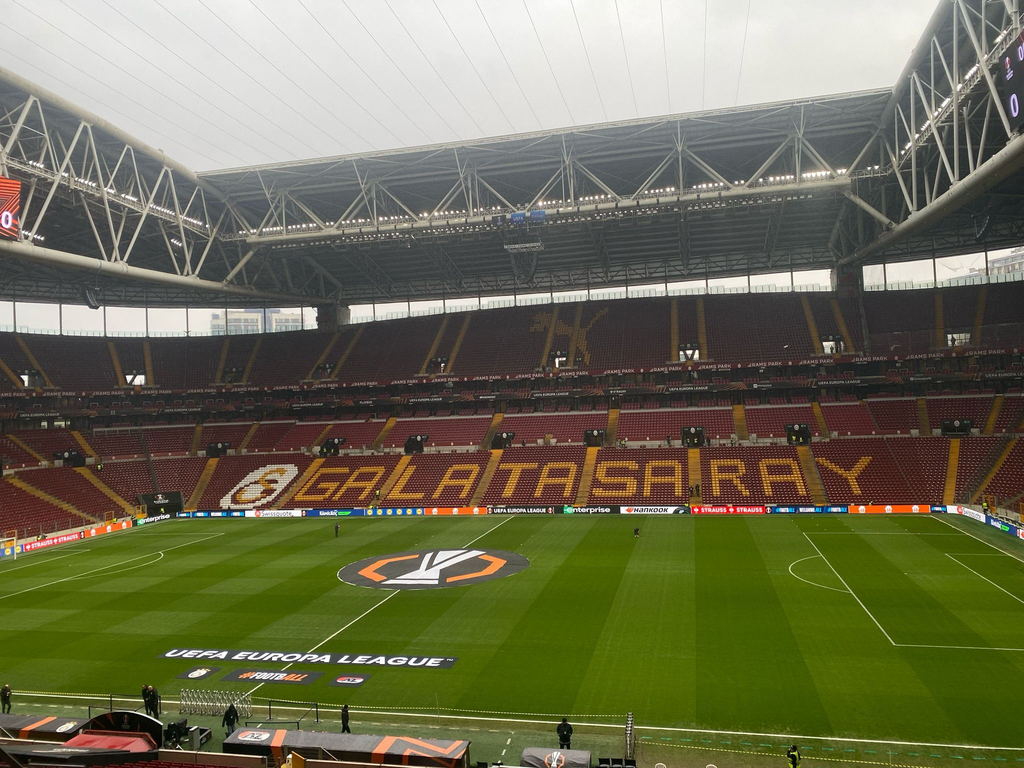 Galatasaray - AZ Alkmaar maçı öncesi stadyumda son durum! Zemin maça hazır Galatasaray - AZ Alkmaar maçı öncesi stadyumda son durum! Zemin maça hazır - 3. Resim