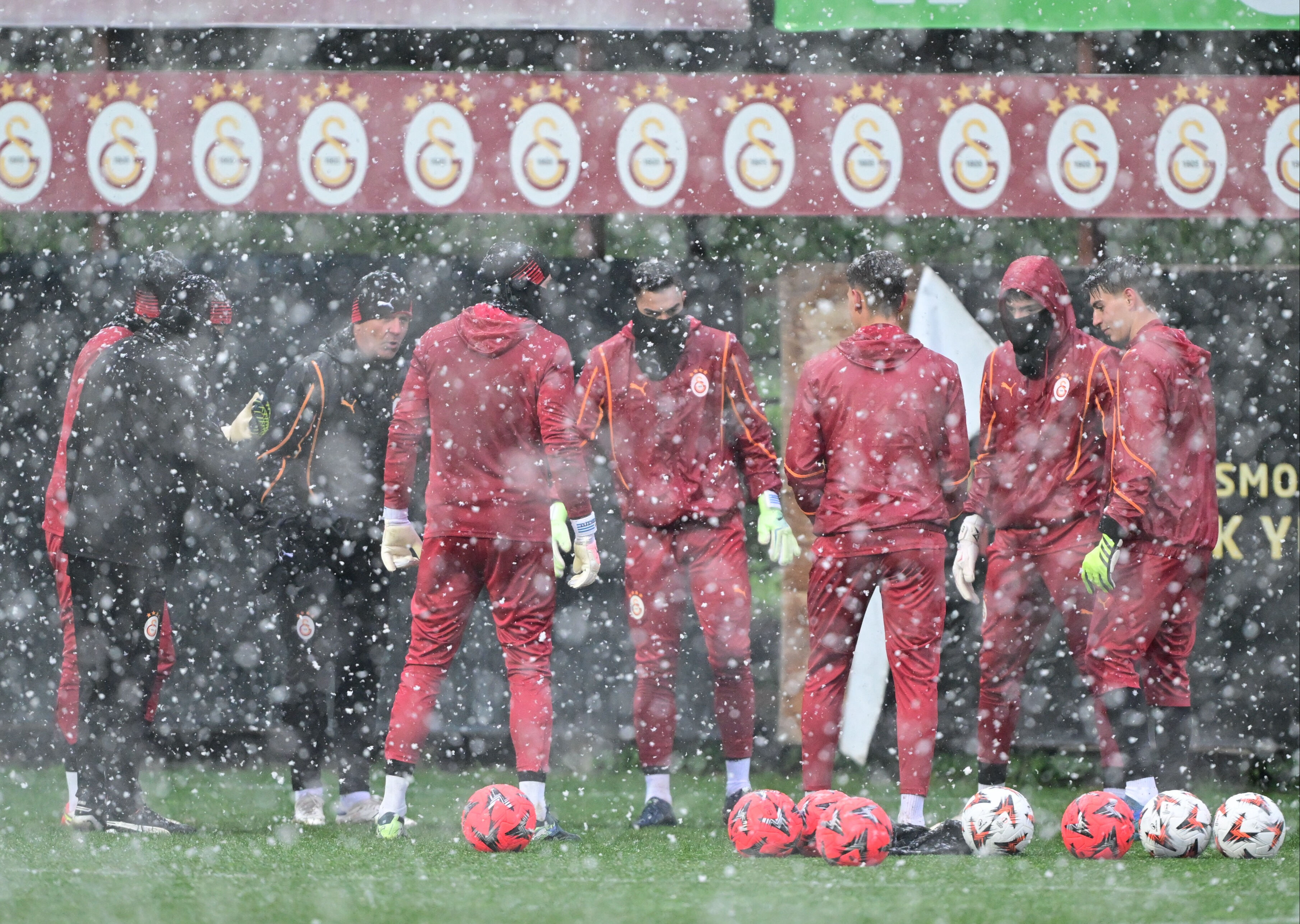 Galatasaray-Fenerbahçe derbisi ertelenebilir! Gözler AZ Alkmaar maçında - 2. Resim