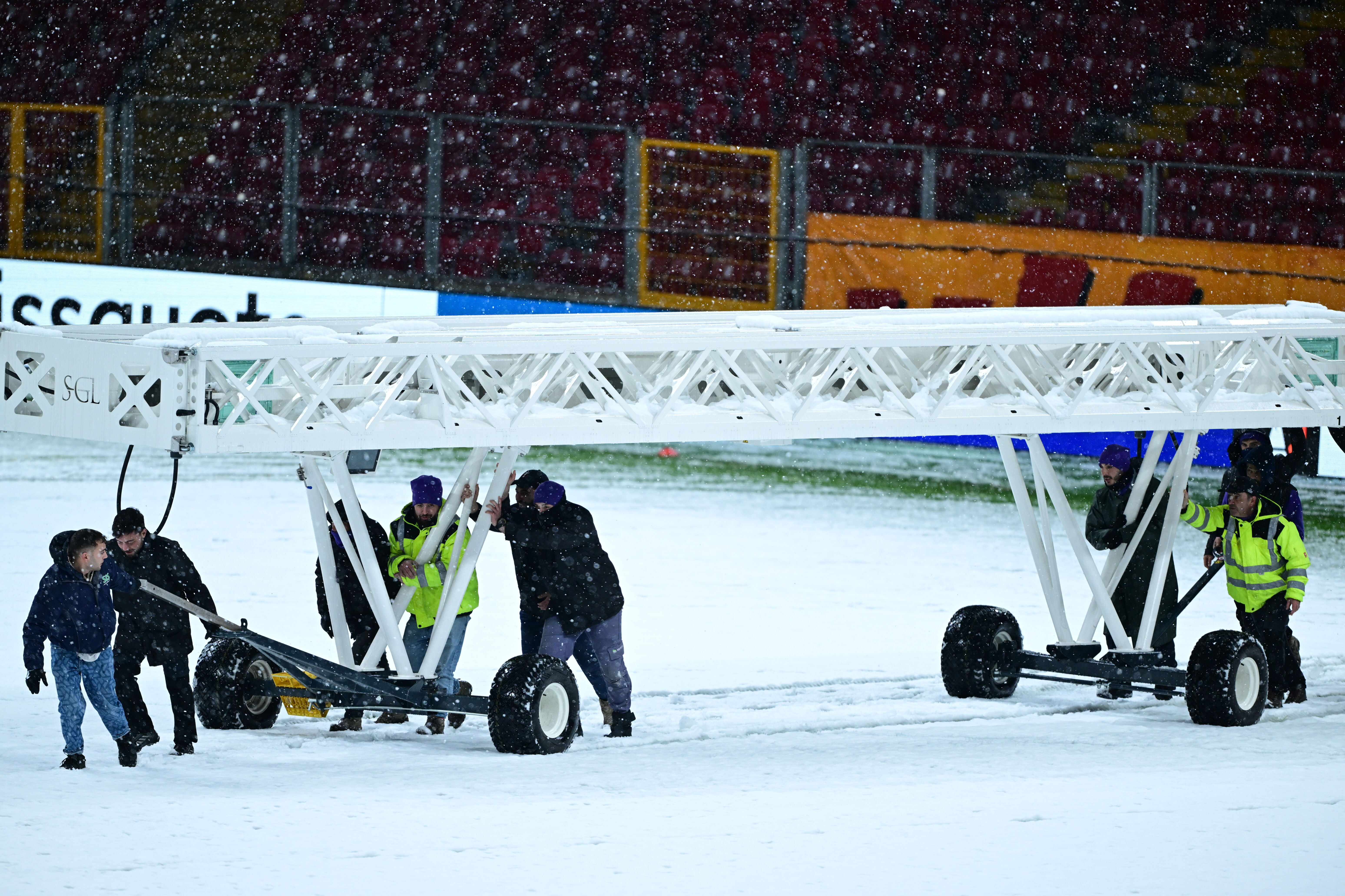 Galatasaray-Fenerbahçe derbisi ertelenebilir! Gözler AZ Alkmaar maçında - 1. Resim
