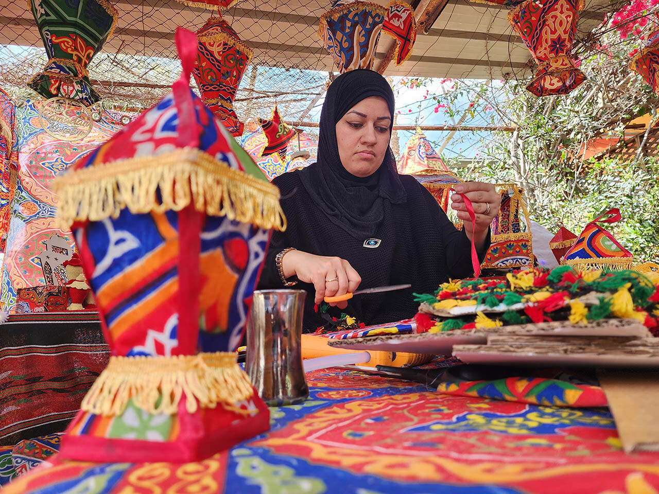 Gazze'nin ay yıldızlı ramazan fenerleri! Yıkıntıların arasında yaptığı rengarenk süsleri görenler hayran oldu Gazze'nin ay yıldızlı ramazan fenerleri! Yıkıntıların arasında yaptığı rengarenk süsleri görenler hayran oldu - 6. Resim