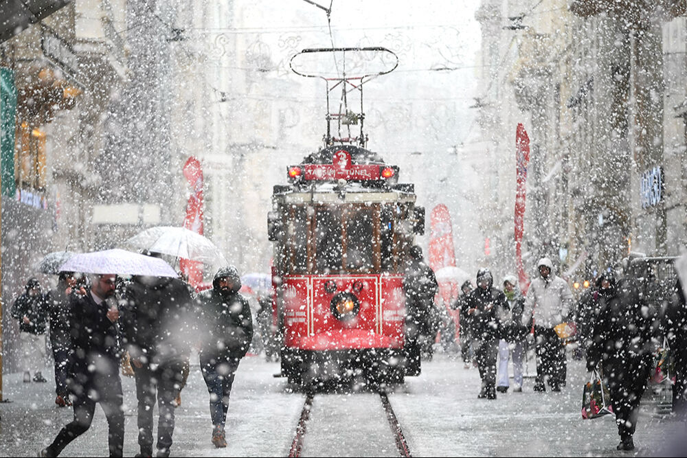İstanbul'da kar fırtınası başlıyor! Hayati uyarı geldi: Mecbur olmadıkça dışarı çıkmayın - 2. Resim