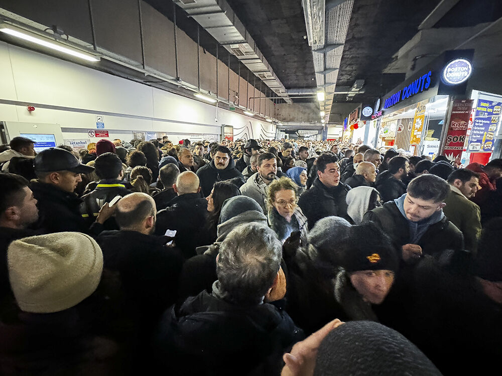 İstanbul'da kar fırtınası başlıyor! Hayati uyarı geldi: Mecbur olmadıkça dışarı çıkmayın - 3. Resim