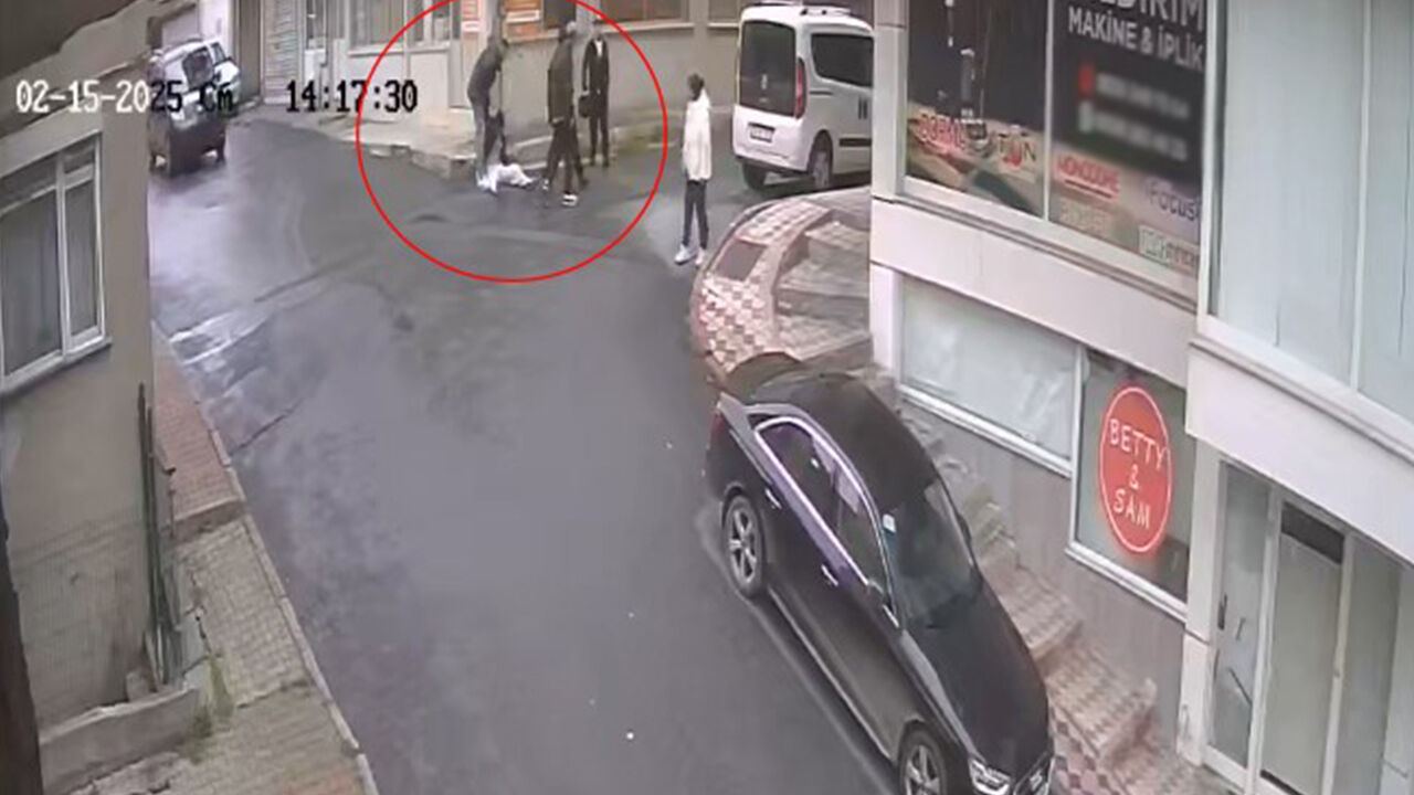 İzlemesi bile korkunç! Arnavutköy'deki acımasız dayak kamerada - 1. Resim