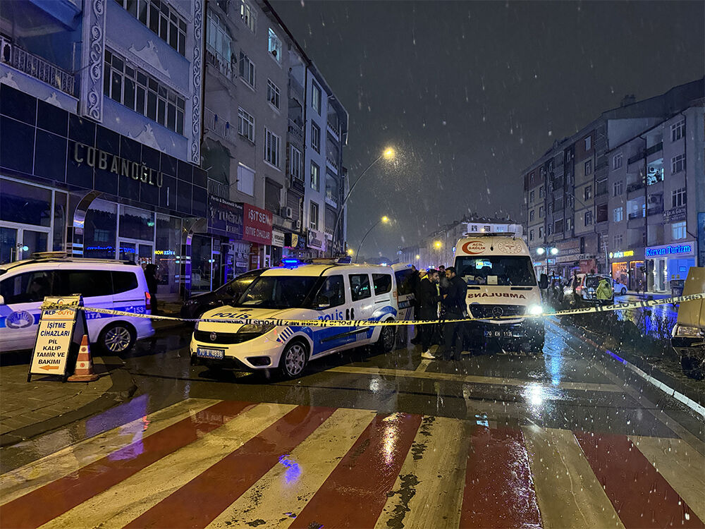 Karaman'da akıl almaz olay! Kaza yapan sürücü kendini polis aracında vurdu Karaman'da akıl almaz olay! Kaza yapan sürücü kendini polis aracında vurdu - 3. Resim
