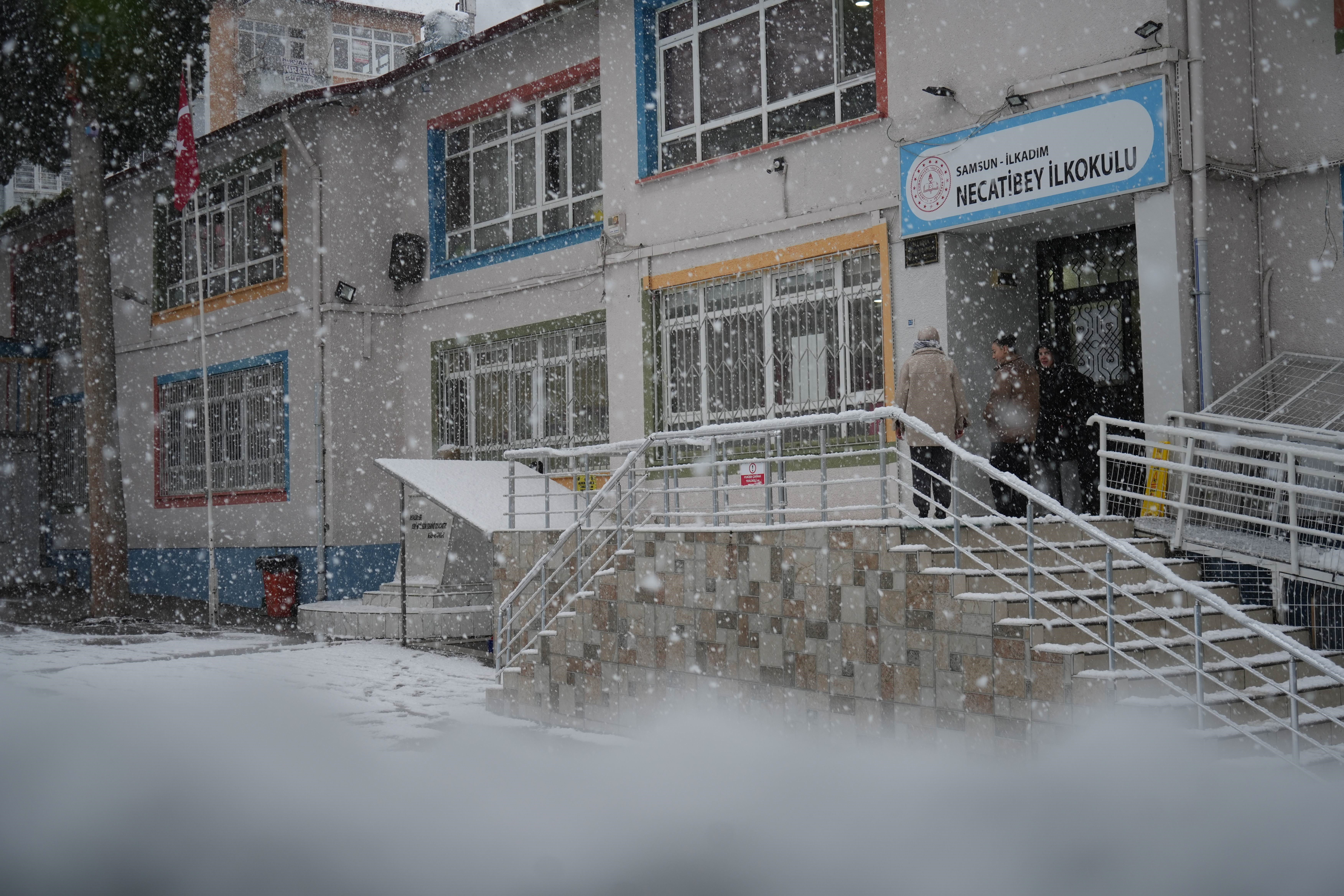 Samsun'da eğitime bir buçuk günlük kar engeli! Vali resmen duyurdu Samsun'da eğitime bir buçuk günlük kar engeli! Vali resmen duyurdu - 1. Resim