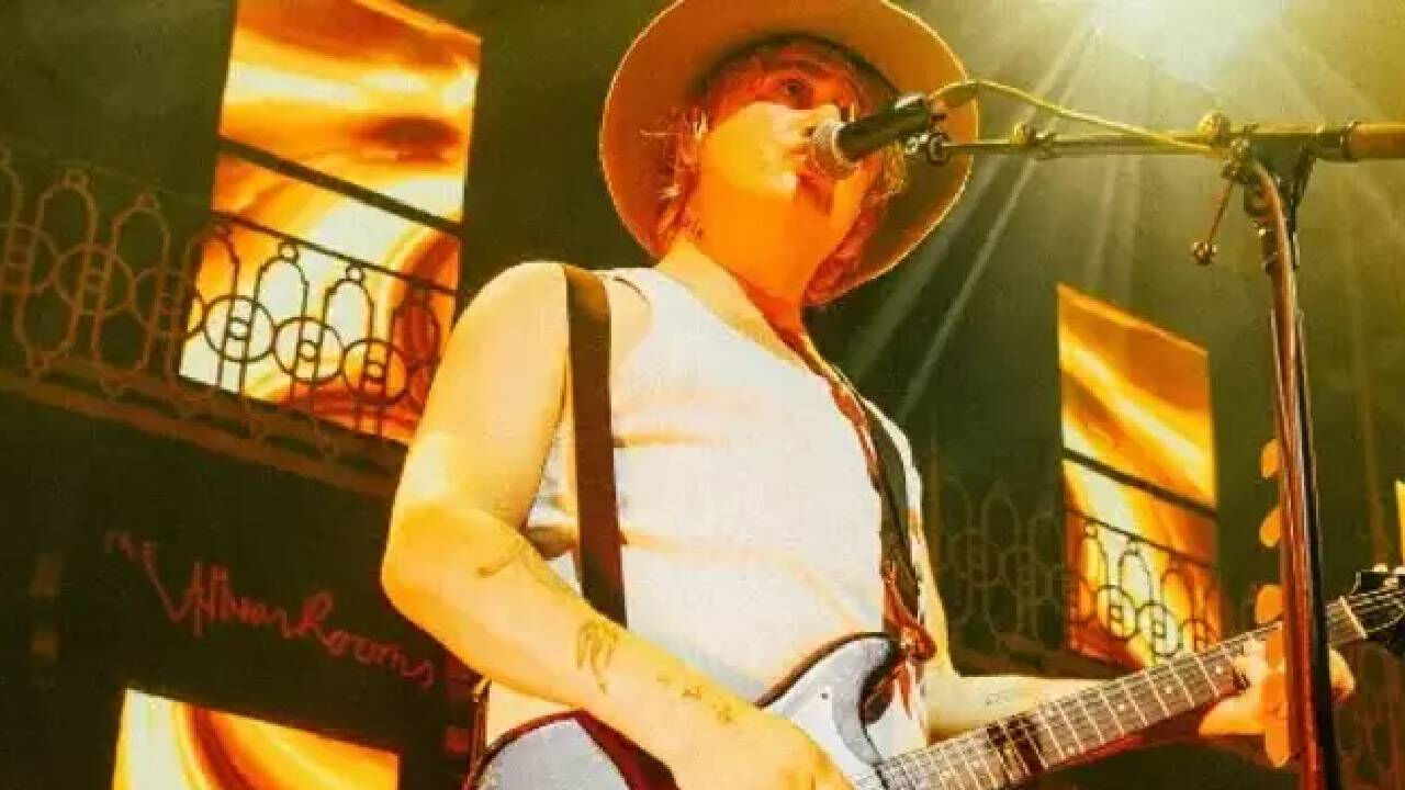 Ünlü şarkıcıdan kötü haber! Ayak parmakları kesilecek - 1. Resim