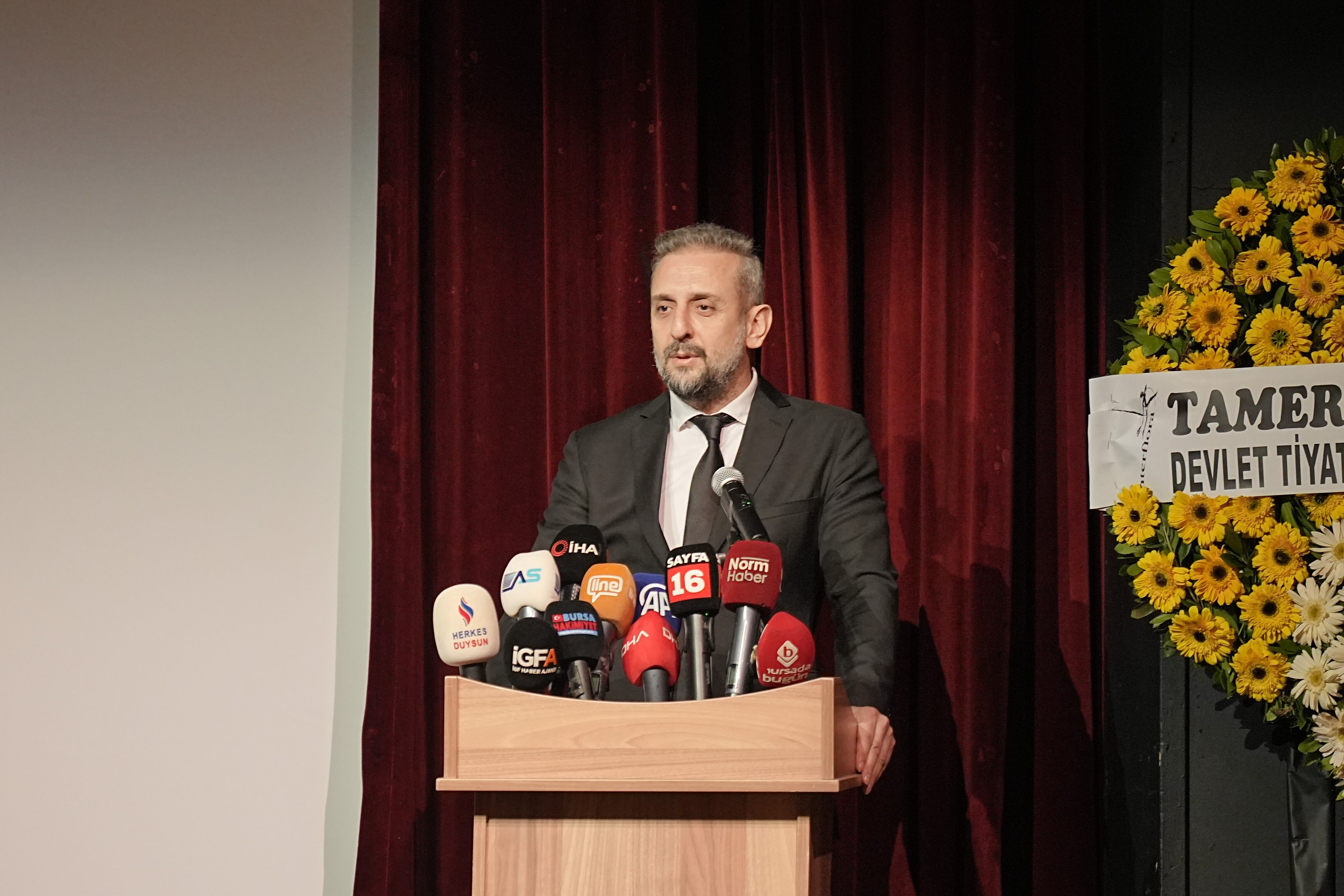 Usta oyuncu Emin Gümüşkaya son yolculuğuna uğurlandı! Törende çocukları taziyeleri kabul etti Usta oyuncu Emin Gümüşkaya son yolculuğuna uğurlandı! Törende çocukları taziyeleri kabul etti - 3. Resim