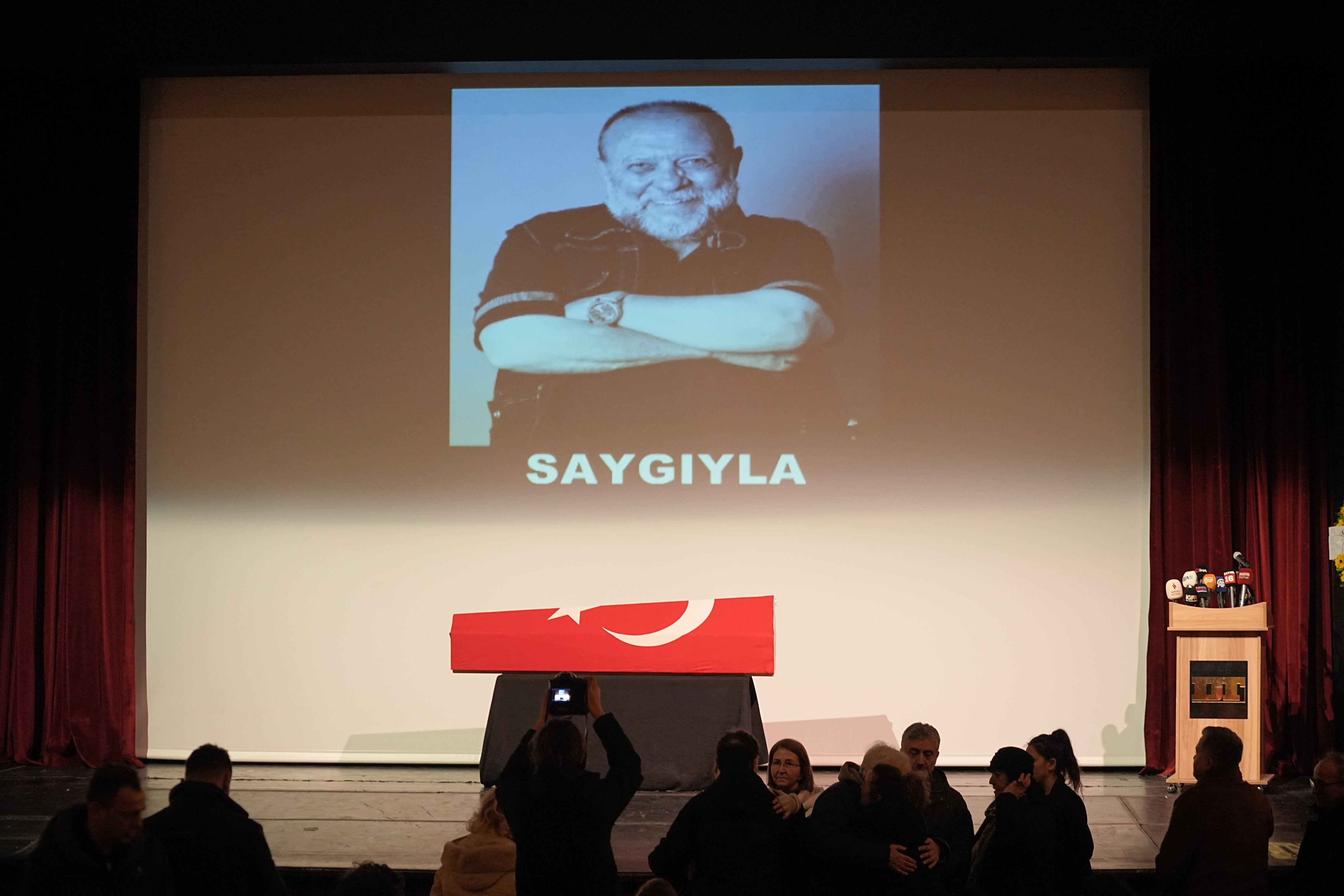 Usta oyuncu Emin Gümüşkaya son yolculuğuna uğurlandı! Törende çocukları taziyeleri kabul etti Usta oyuncu Emin Gümüşkaya son yolculuğuna uğurlandı! Törende çocukları taziyeleri kabul etti - 1. Resim