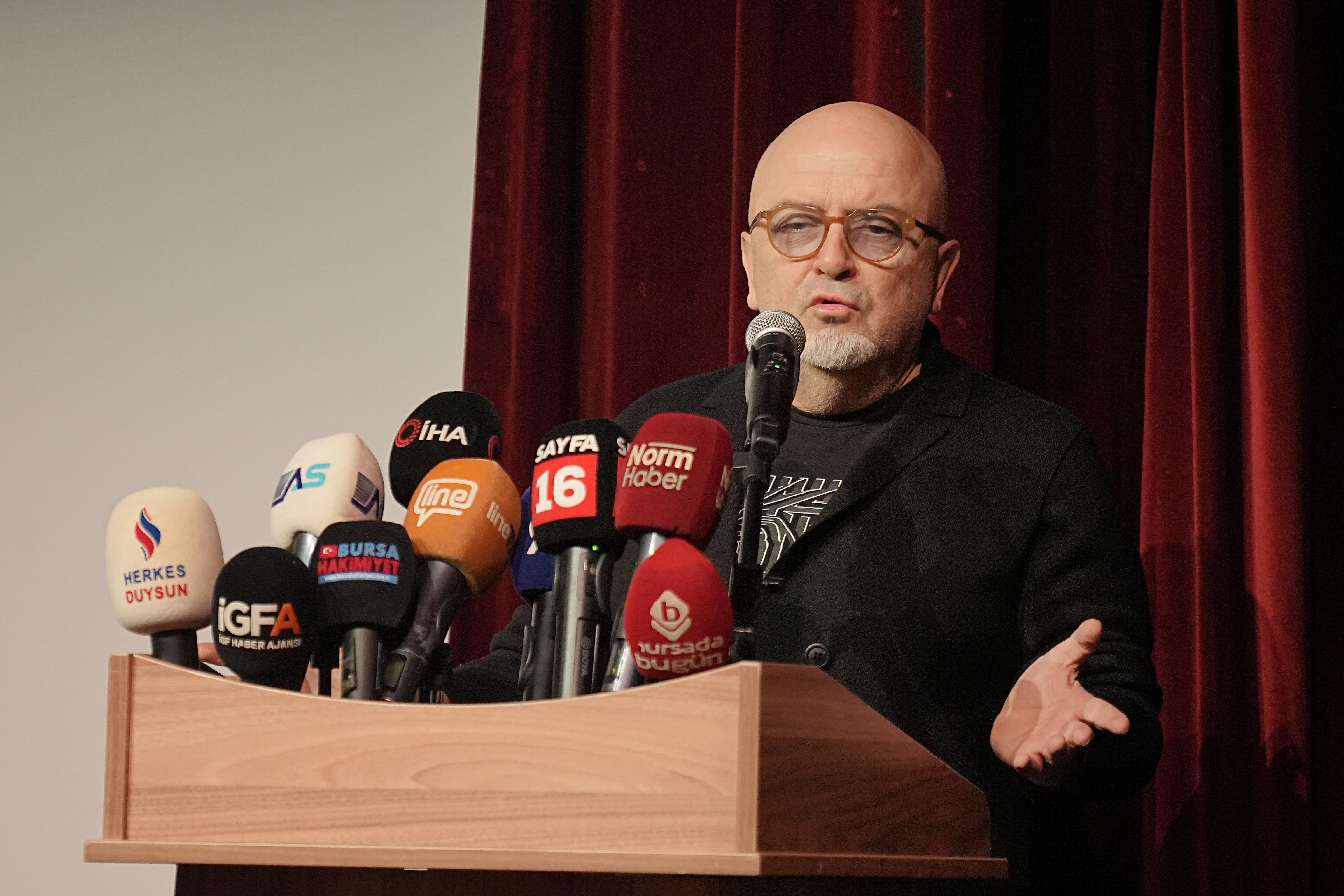 Usta oyuncu Emin Gümüşkaya son yolculuğuna uğurlandı! Törende çocukları taziyeleri kabul etti Usta oyuncu Emin Gümüşkaya son yolculuğuna uğurlandı! Törende çocukları taziyeleri kabul etti - 2. Resim