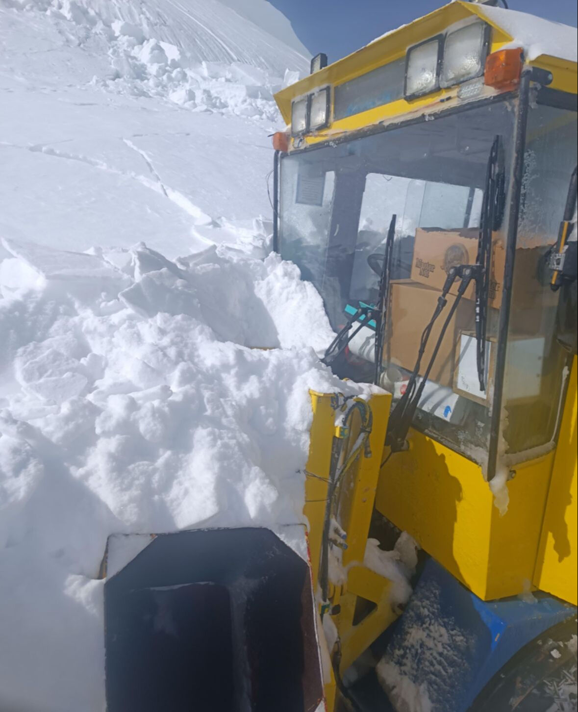 Van’da çığ felaketi! Karın altında kalan operatör ölümden döndü - 2. Resim