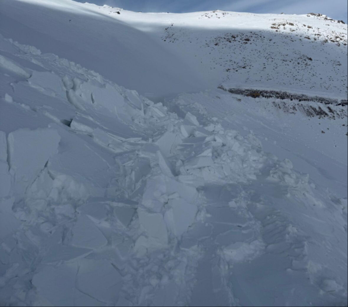 Van’da çığ felaketi! Karın altında kalan operatör ölümden döndü - 1. Resim