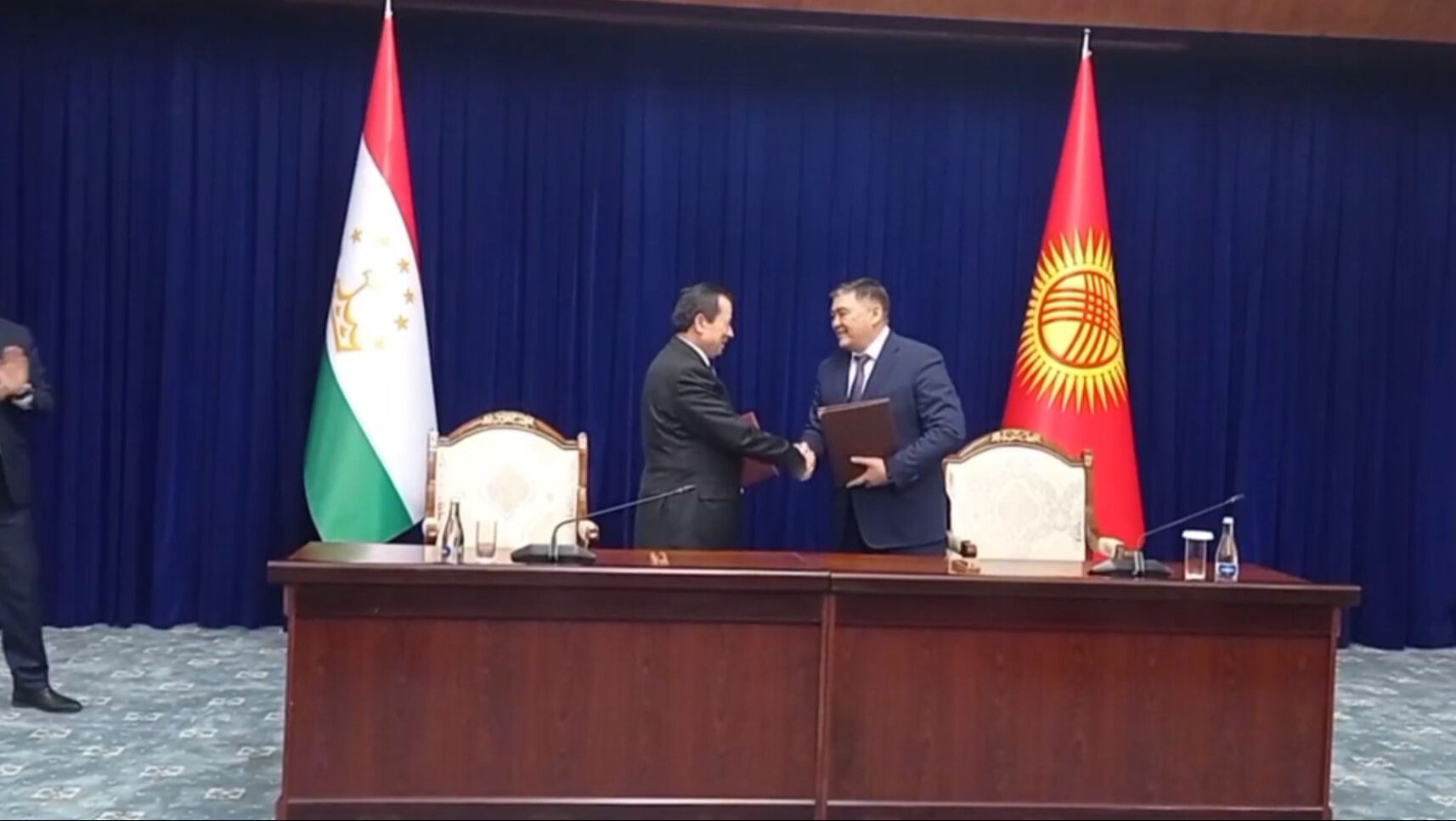 23 yıllık sorun nihayet çözüldü! Kırgızistan ve Tacikistan’dan tarihi sınır anlaşması! 23 yıllık sorun nihayet çözüldü! Kırgızistan ve Tacikistan’dan tarihi sınır anlaşması! - 1. Resim