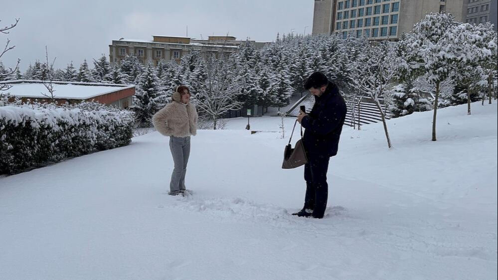 Altay fırtınası fena vurdu! Kocaelililer buz gibi havada kar altında halaya tutuştu Altay fırtınası fena vurdu! Kocaelililer buz gibi havada kar altında halaya tutuştu - 3. Resim