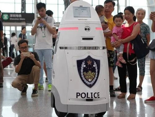 Çin’de polis robotlar göreve başladı! Yapay zeka destekli devriye dönemi! Çin’de polis robotlar göreve başladı! Yapay zeka destekli devriye dönemi! - 1. Resim