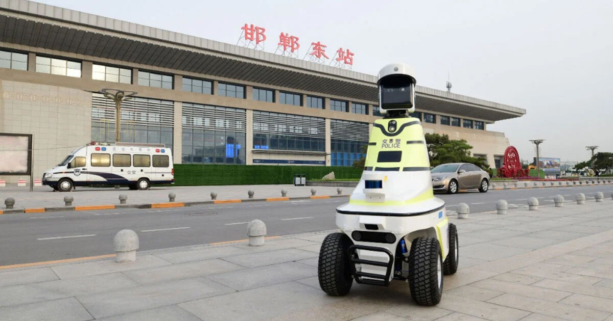 Çin’de polis robotlar göreve başladı! Yapay zeka destekli devriye dönemi! Çin’de polis robotlar göreve başladı! Yapay zeka destekli devriye dönemi! - 2. Resim