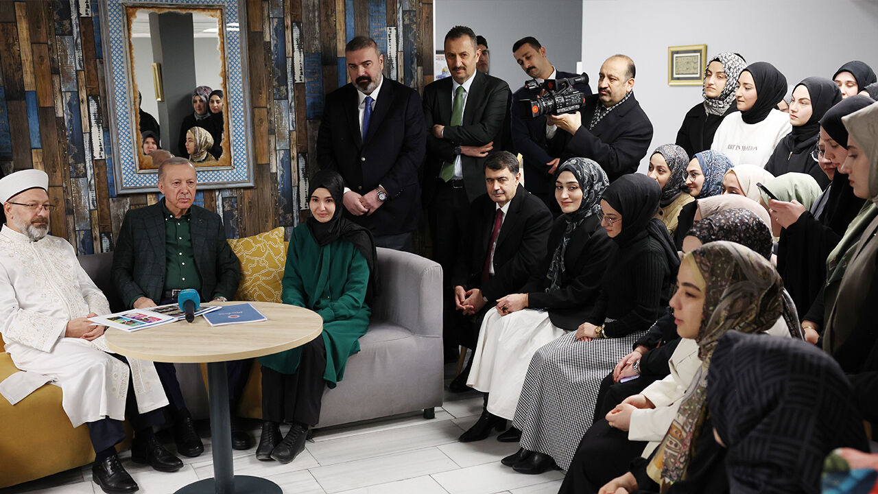 Cumhurbaşkanı Erdoğan gençlerle bir araya geldi - 3. Resim