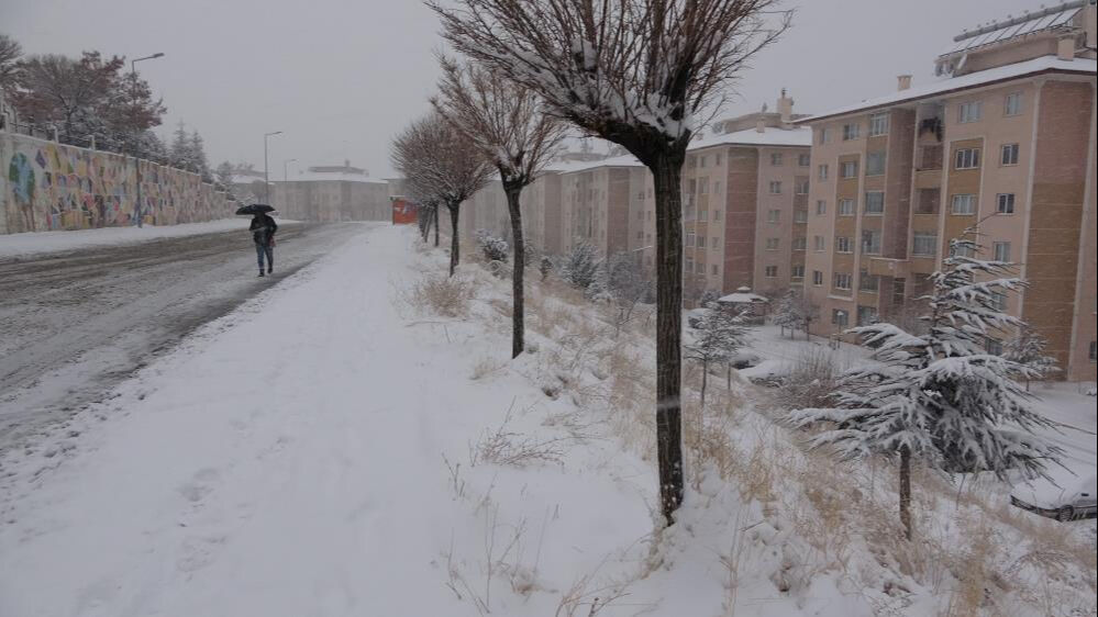 Her yeri kar kapladı, 555 yer ulaşıma kapandı! Uçaklar da inemiyor... Her yeri kar kapladı, 555 yer ulaşıma kapandı! Uçaklar da inemiyor... - 3. Resim