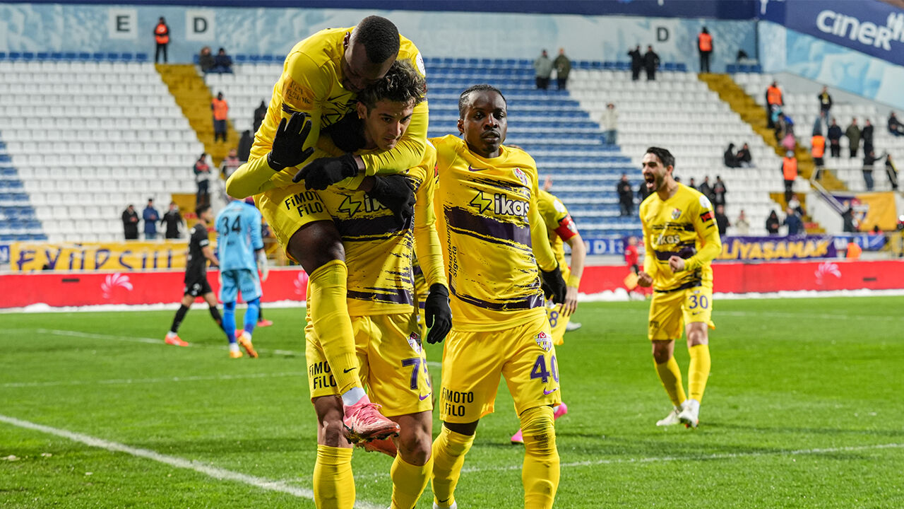 Beşiktaş, 3 puanı 3 golle alıyor! Kartal deplasmanda yenilmiyor ikas Eyüpspor - Beşiktaş | Canlı Anlatım - 2. Resim