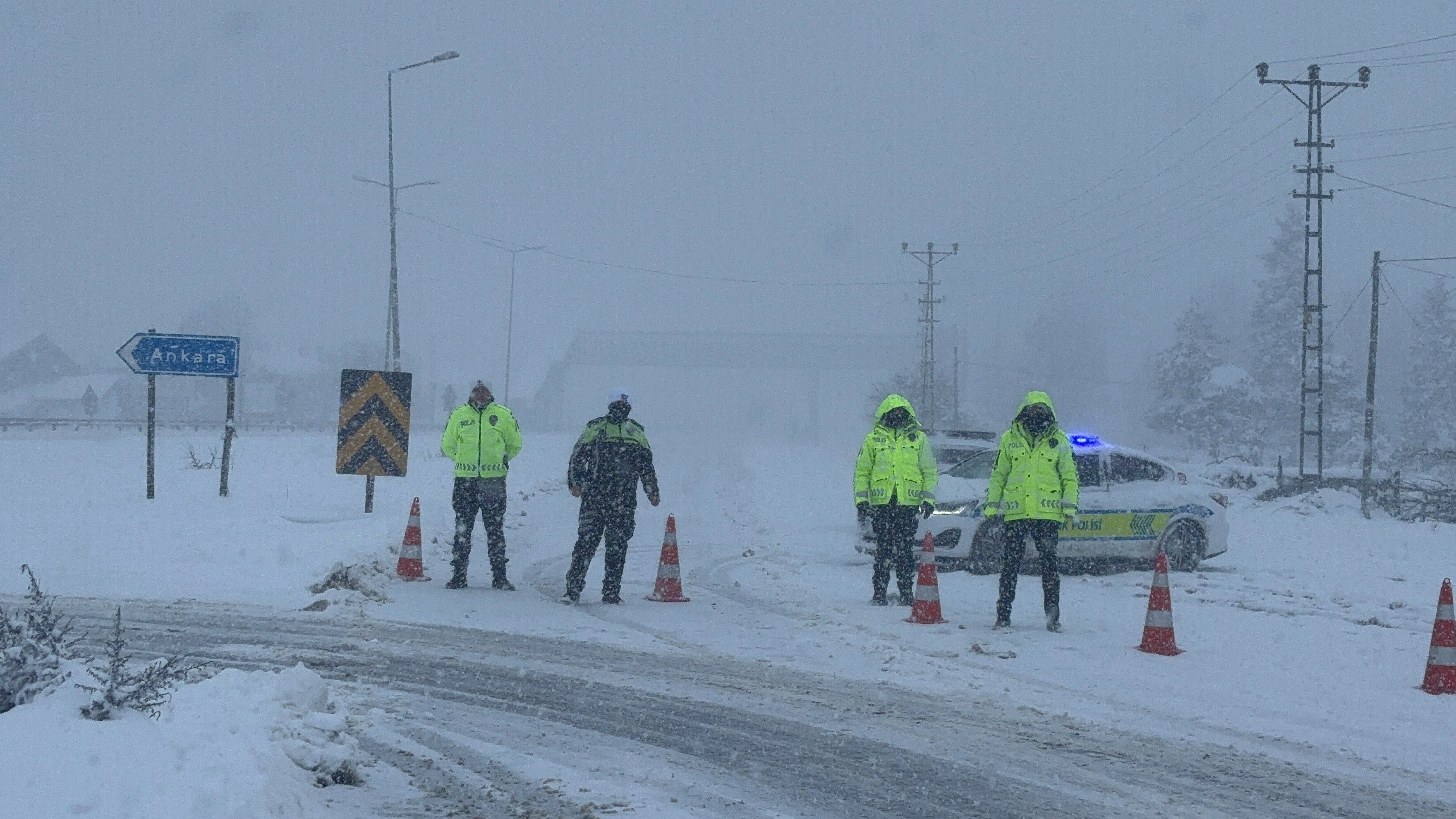 Kazalar üst üste geldi, araç sahipleri zor anlar yaşıyor! Bolu Dağı'nda trafik çift yönlü ulaşıma kapandı - 1. Resim