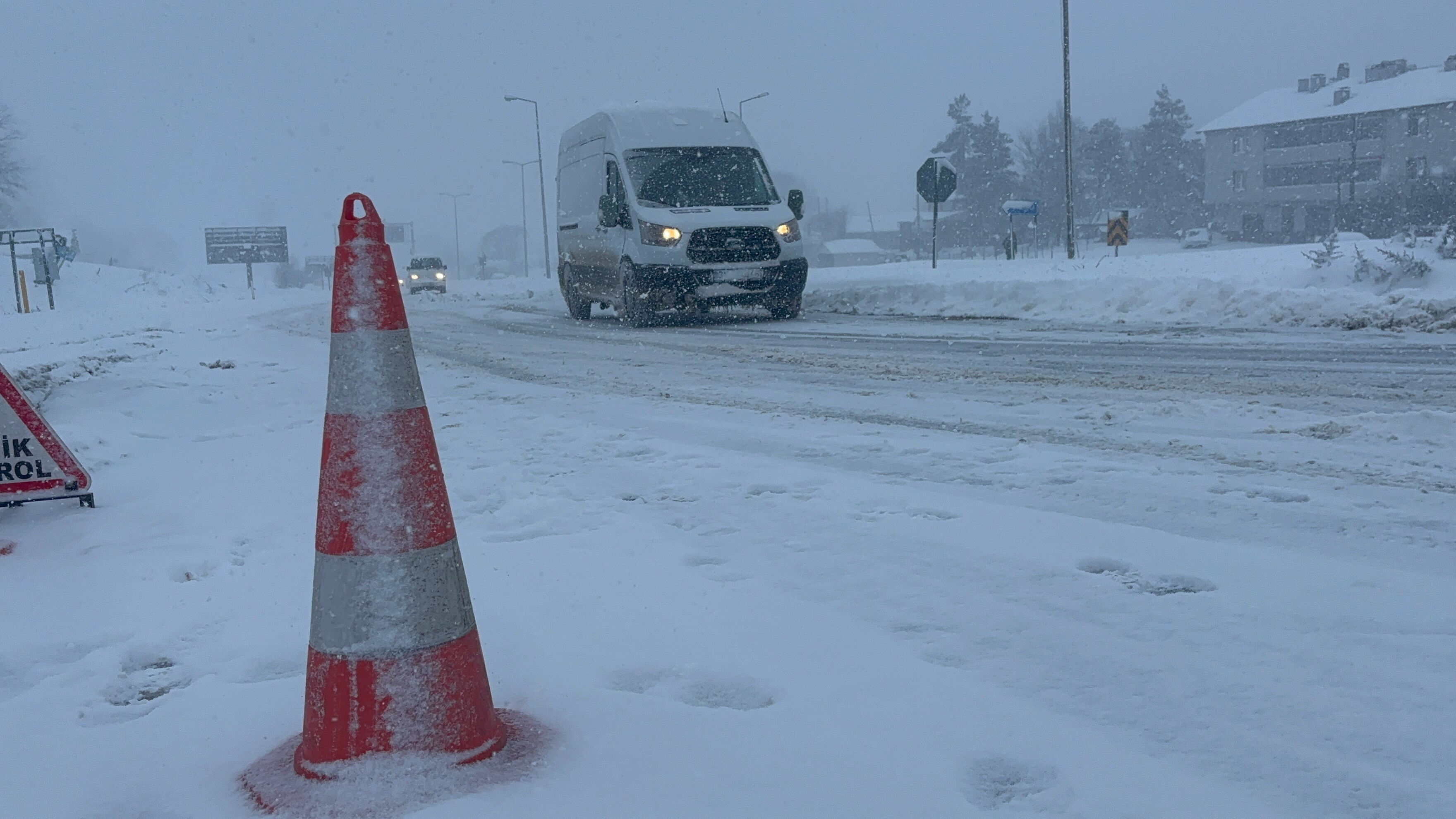 Kazalar üst üste geldi, araç sahipleri zor anlar yaşıyor! Bolu Dağı'nda trafik çift yönlü ulaşıma kapandı - 3. Resim