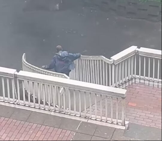 Mahkemede film gibi firar! Hırsız, pencereden tırmanarak 3. kattan aşağı atladı - 1. Resim