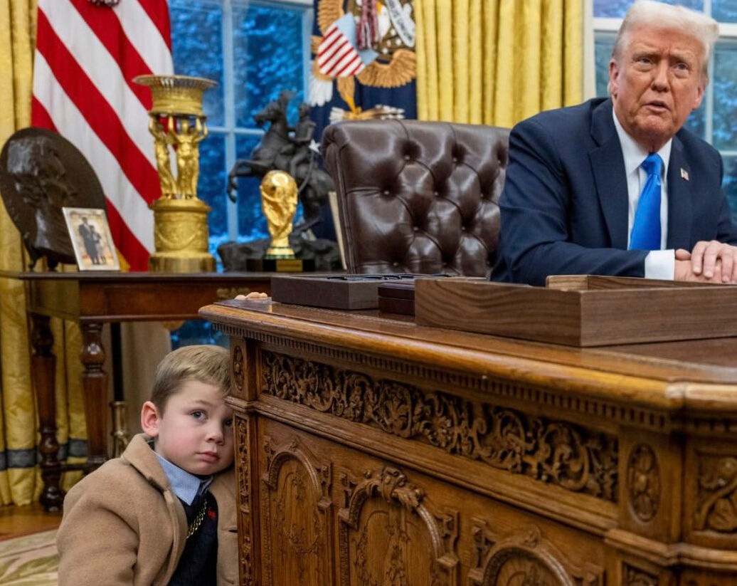 Musk'ın oğlu burnunu karıştırmıştı! Trump o masayı odasından attı - 1. Resim