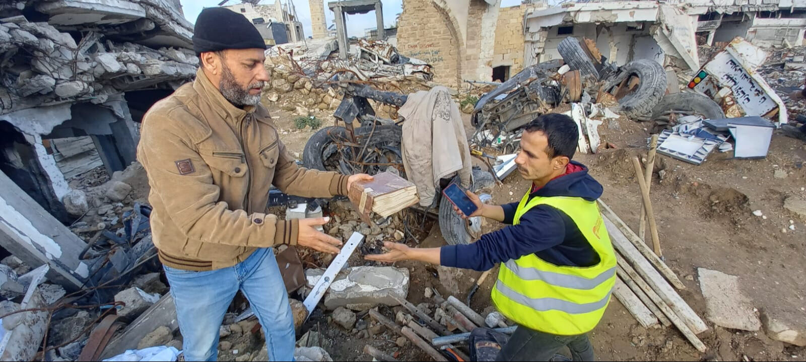 Yazma eserlerin yarısını kurtardık! Gazze'nin mirası enkazın altından çıktı - 1. Resim