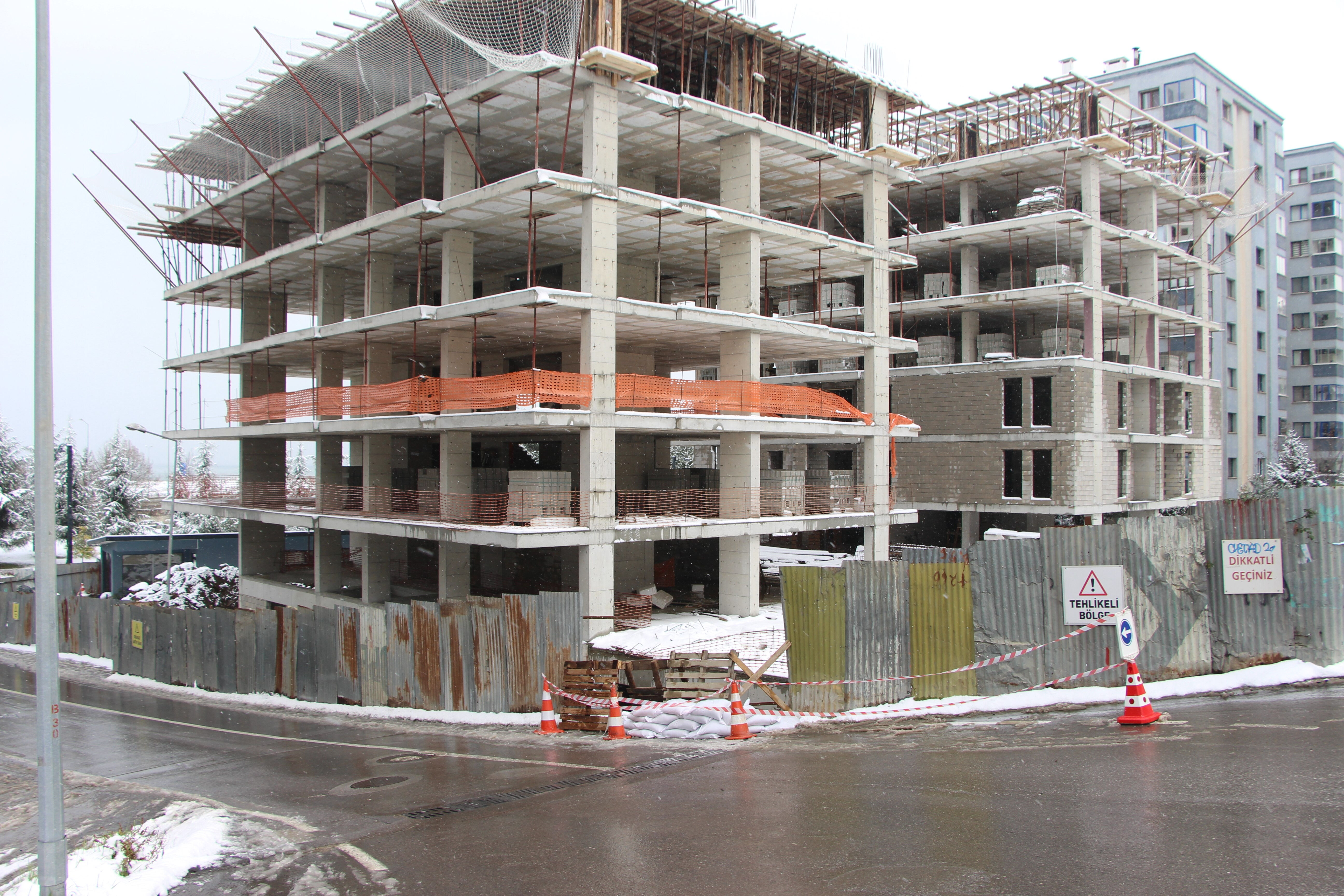 Yol değil adeta buz pisti! Kayan otomobil inşaat zeminine düştü - 2. Resim