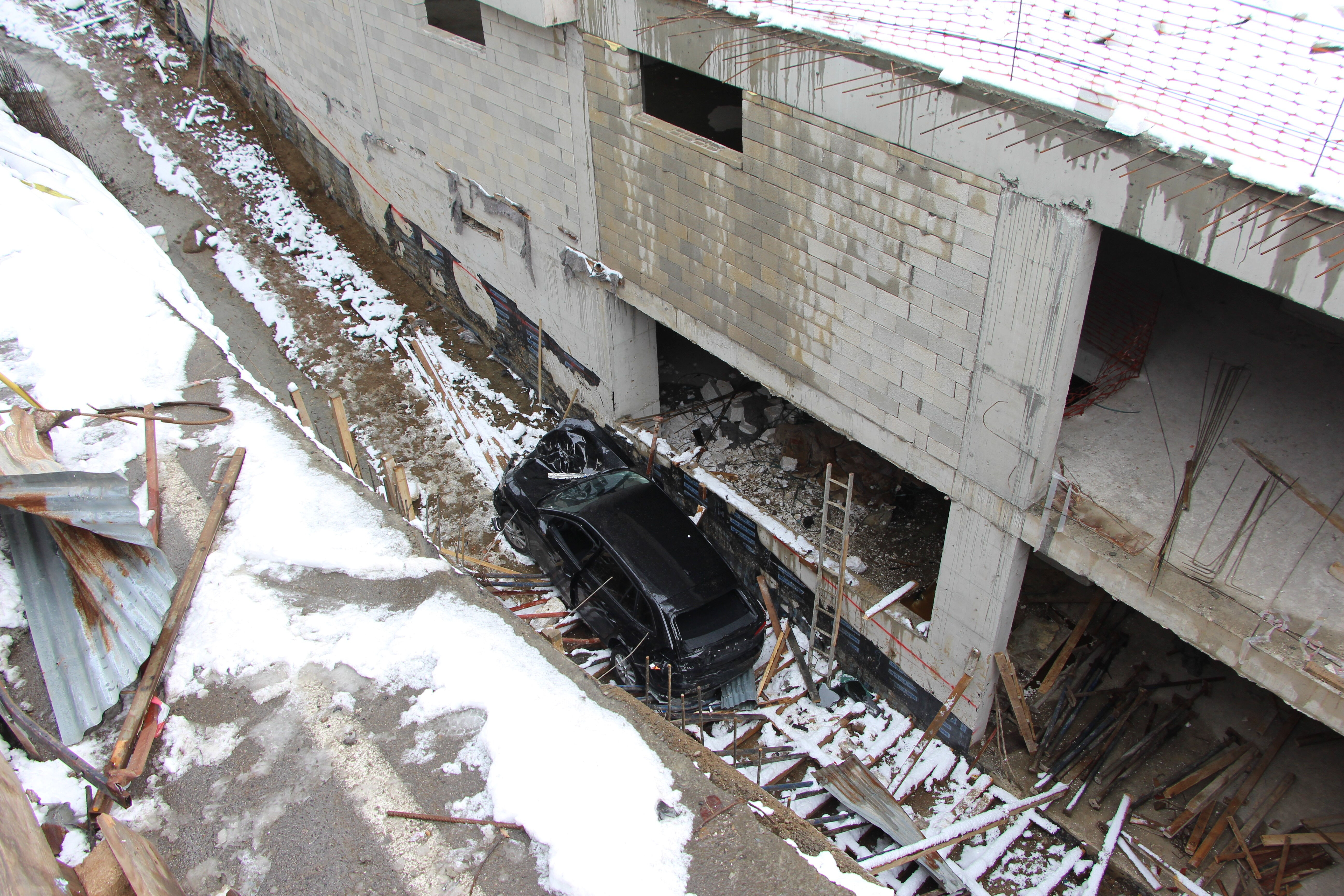 Yol değil adeta buz pisti! Kayan otomobil inşaat zeminine düştü - 1. Resim