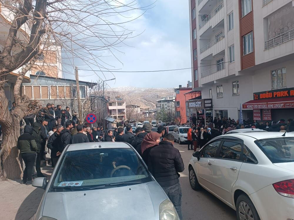 100 lirayı duyan koştu! Birbirlerini ezdiler 100 lirayı duyan koştu! Birbirlerini ezdiler - 1. Resim