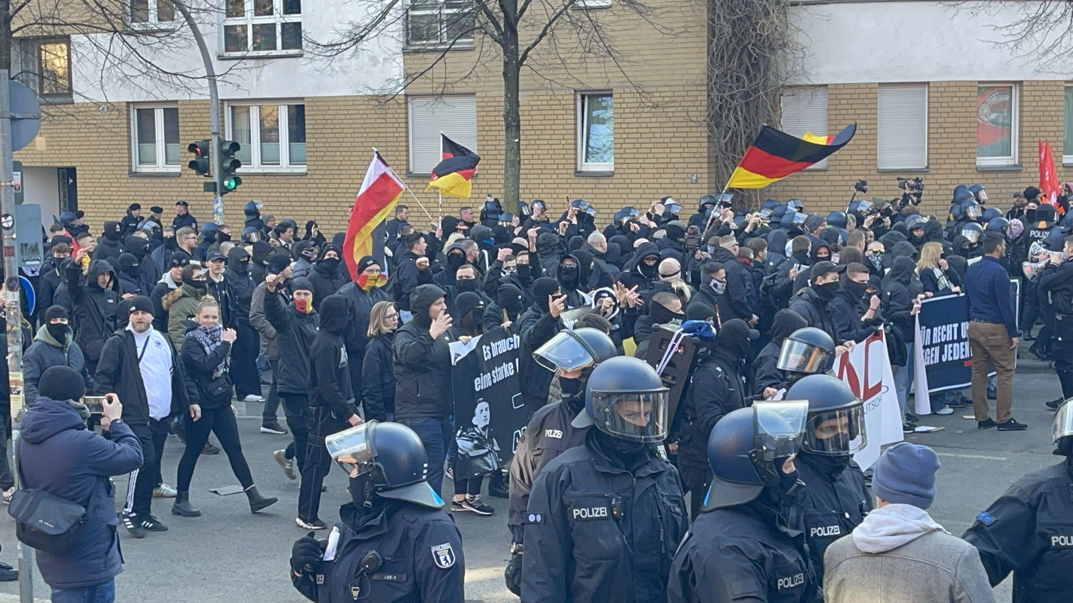 Almanya'da ırkçılar yeniden sahnede! Yüzlerce Neonazi Berlin'de sokaklara indi - 4. Resim