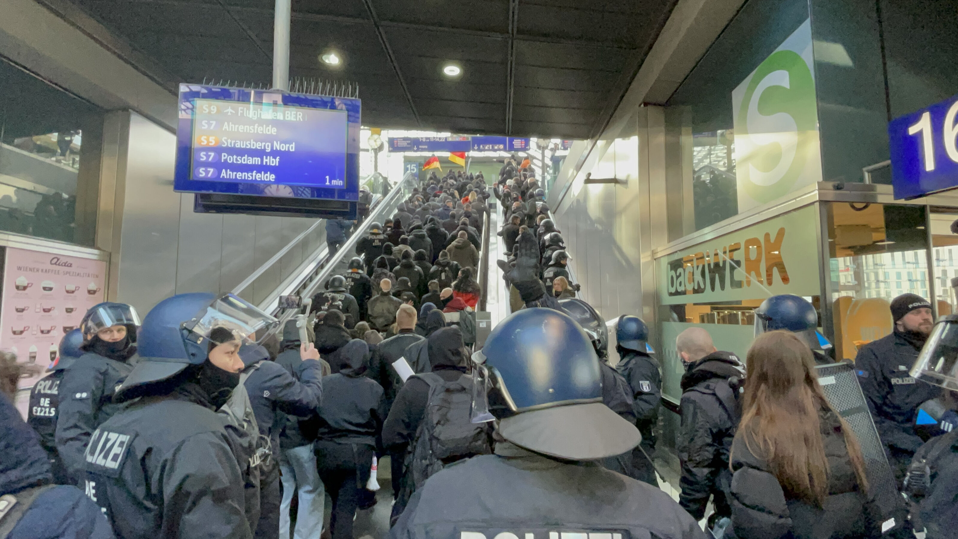 Almanya'da ırkçılar yeniden sahnede! Yüzlerce Neonazi Berlin'de sokaklara indi - 2. Resim