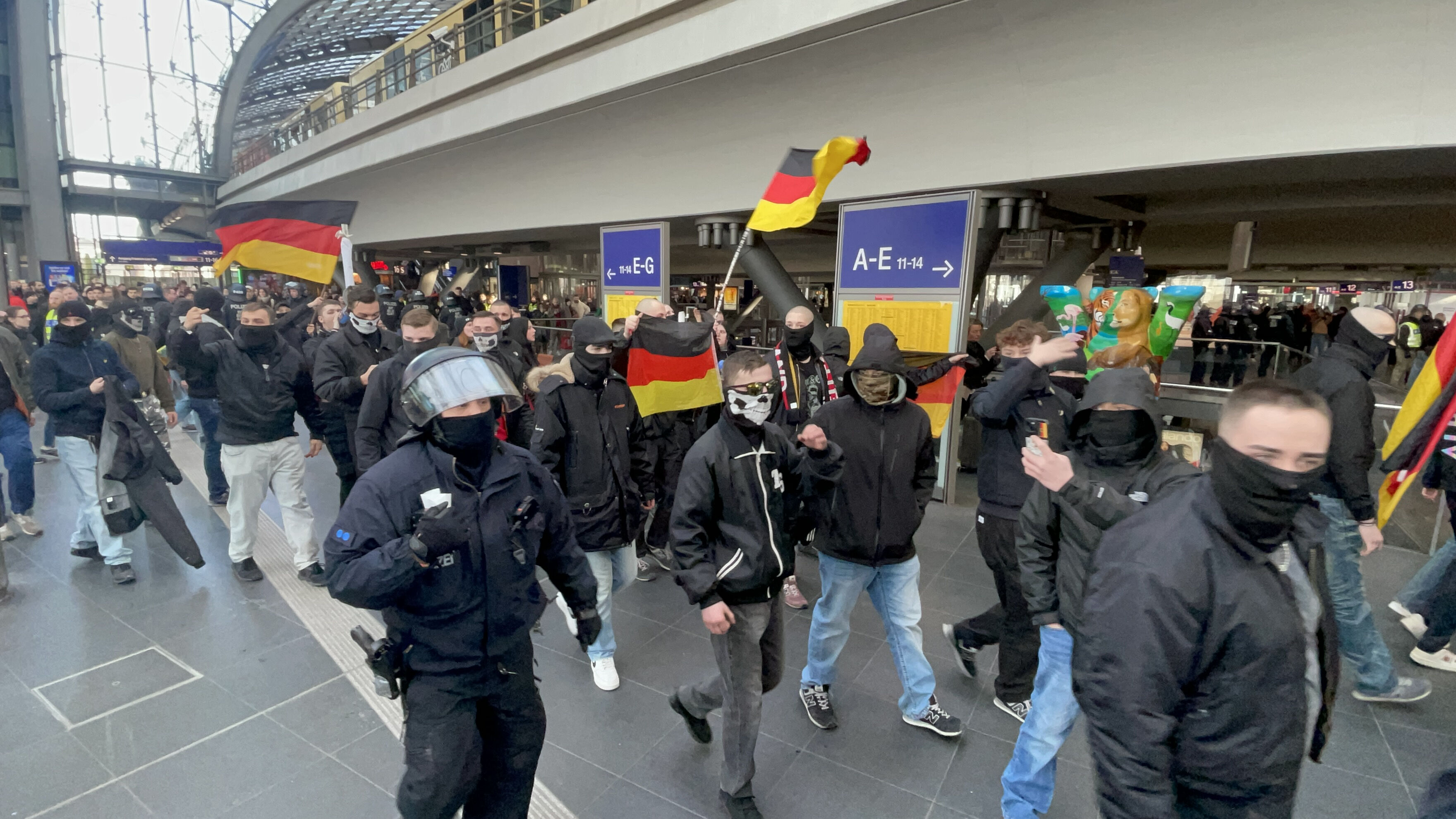 Almanya'da ırkçılar yeniden sahnede! Yüzlerce Neonazi Berlin'de sokaklara indi - 1. Resim