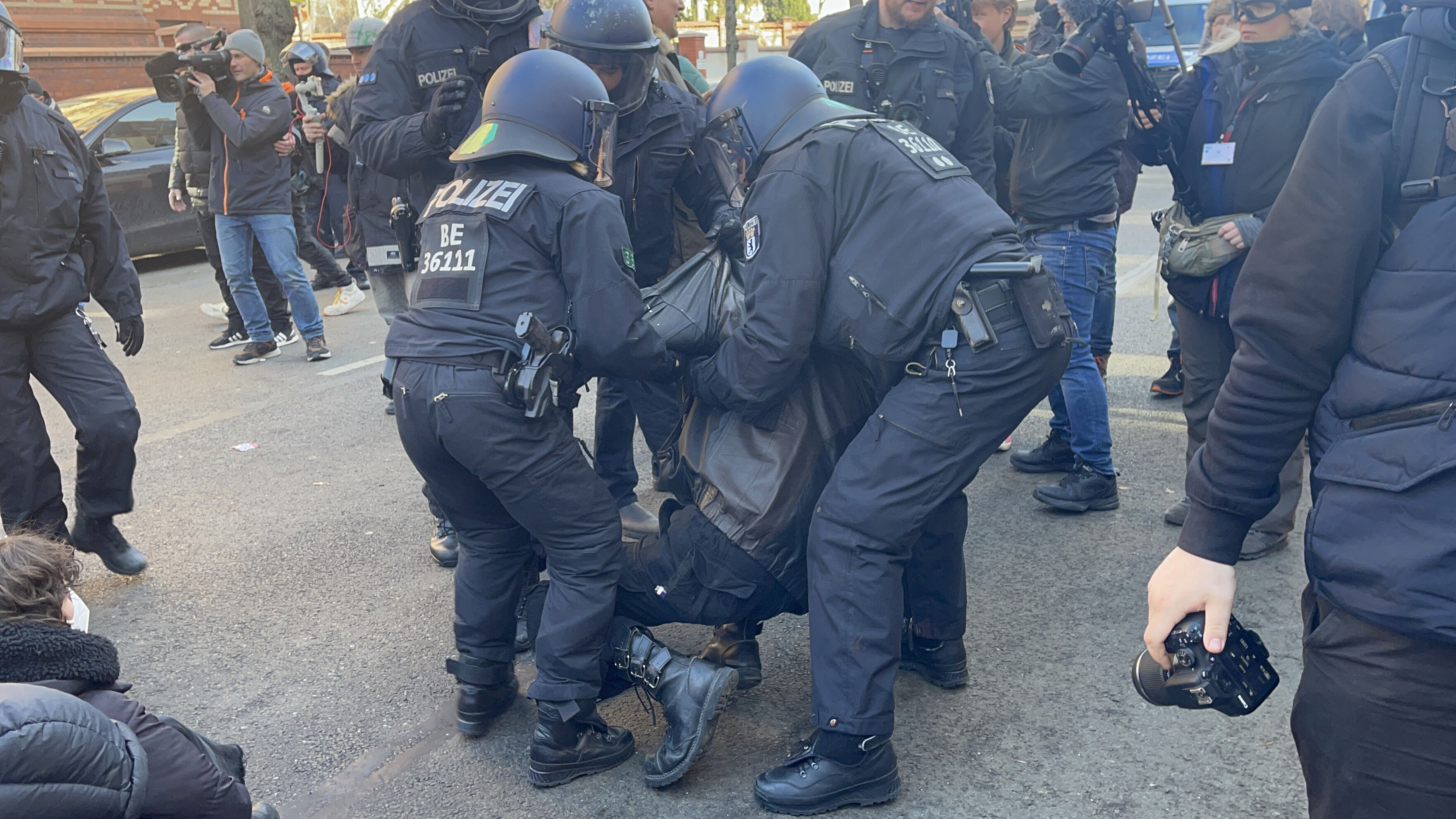 Almanya'da ırkçılar yeniden sahnede! Yüzlerce Neonazi Berlin'de sokaklara indi - 3. Resim