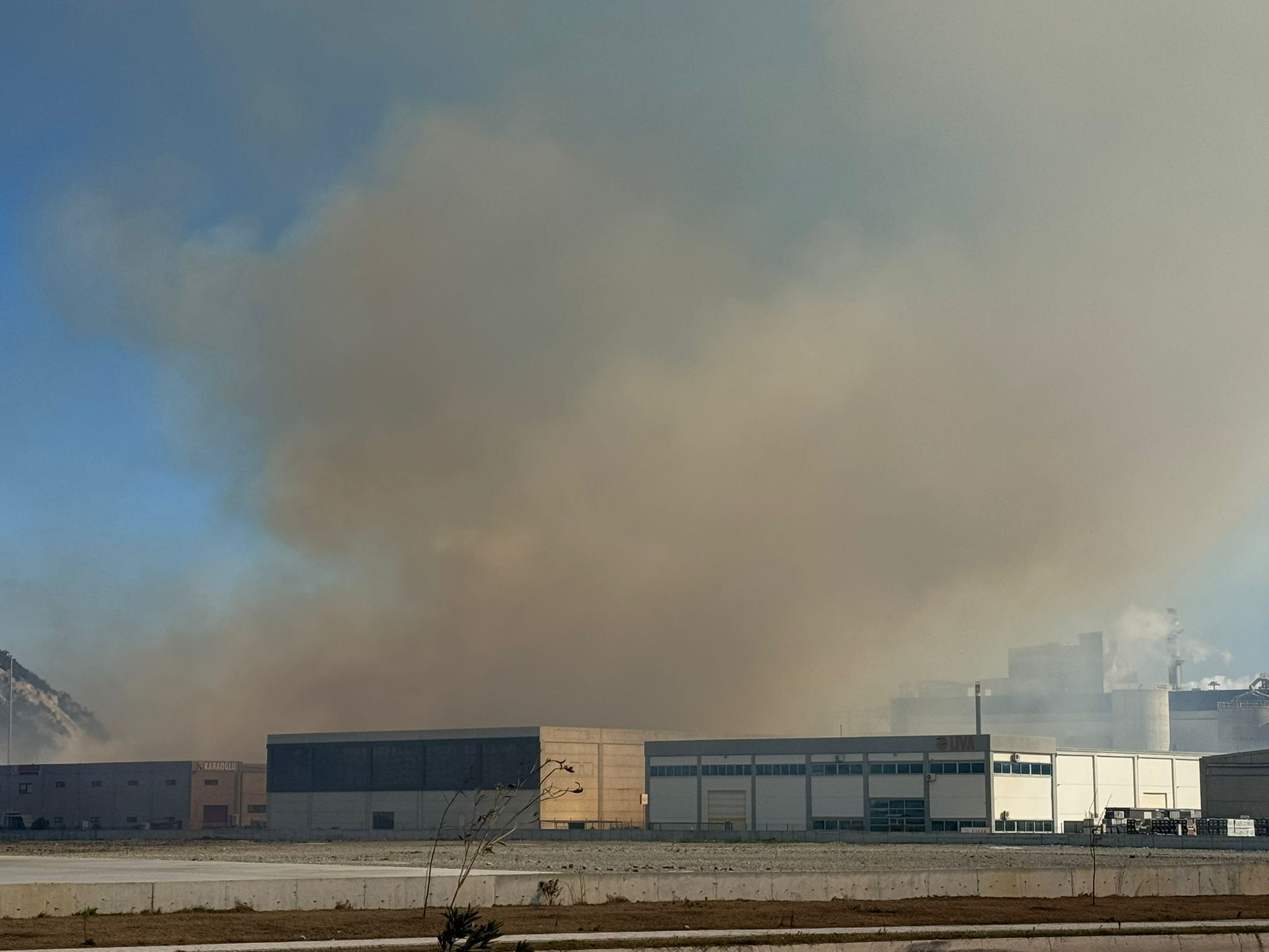 Aydın'da korkutan yangın! Kağıt fabrikasından dumanlar yükseliyor - 1. Resim