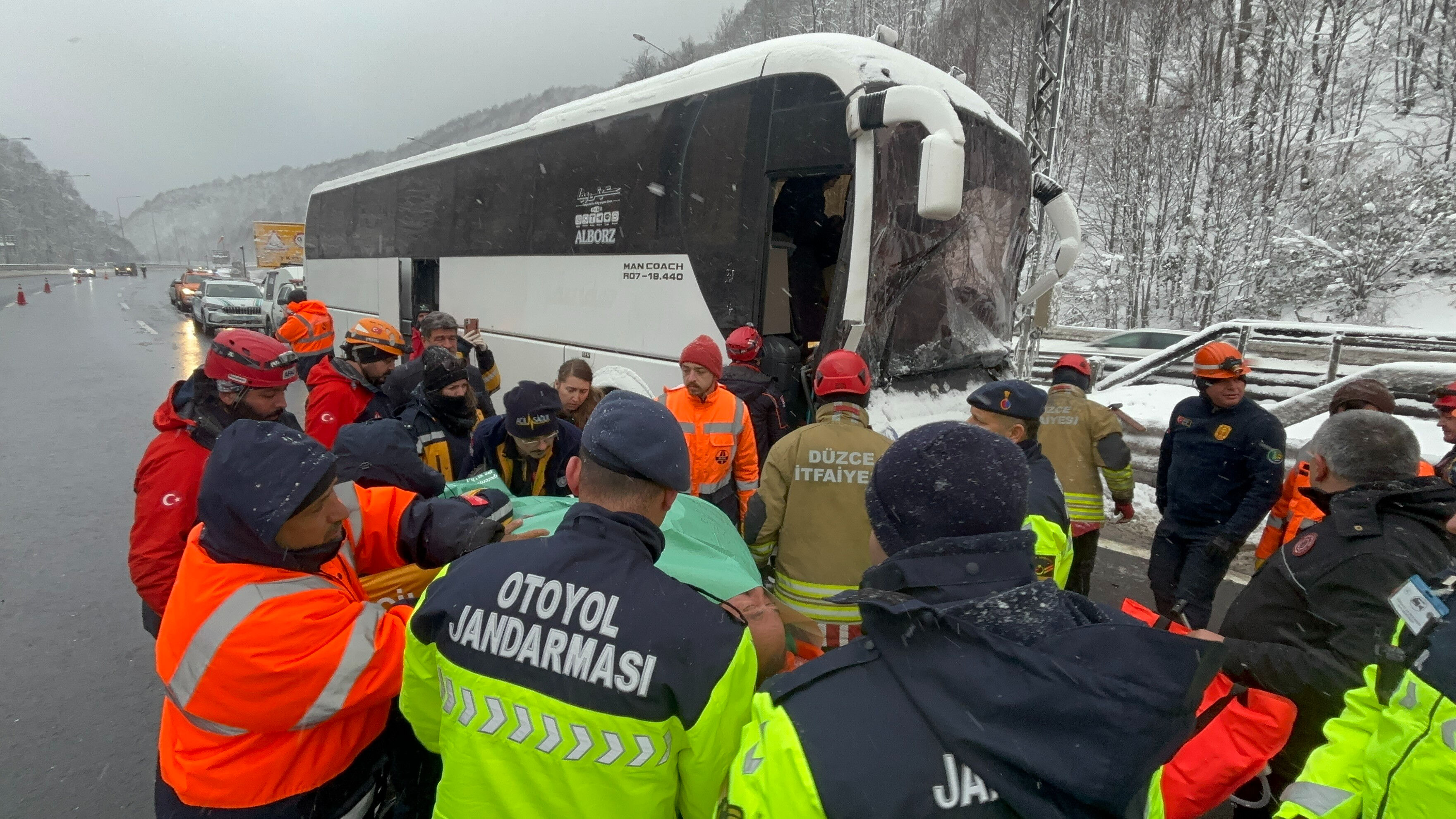 Bolu Dağı Tüneli'nde yolcu otobüsü tıra çarptı! İran'a giden araçta sıkışan şoför yaralandı - 2. Resim