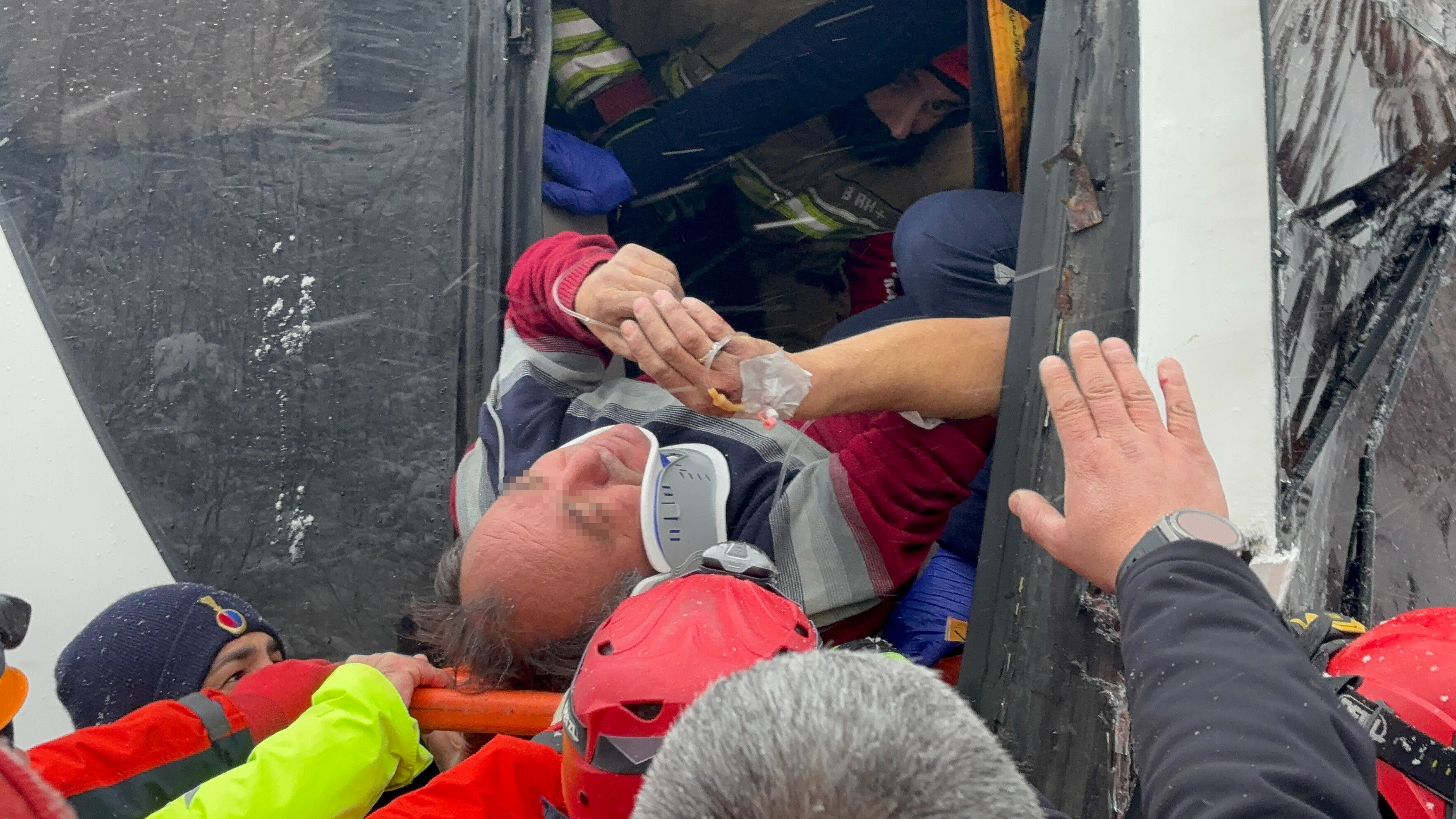 Bolu Dağı Tüneli'nde yolcu otobüsü tıra çarptı! İran'a giden araçta sıkışan şoför yaralandı - 3. Resim