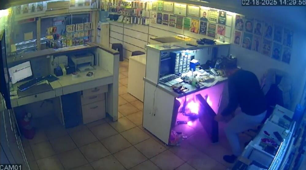 Cep telefonu tamircisinde korkutan anlar! Cihaz bir anda patladı - 2. Resim